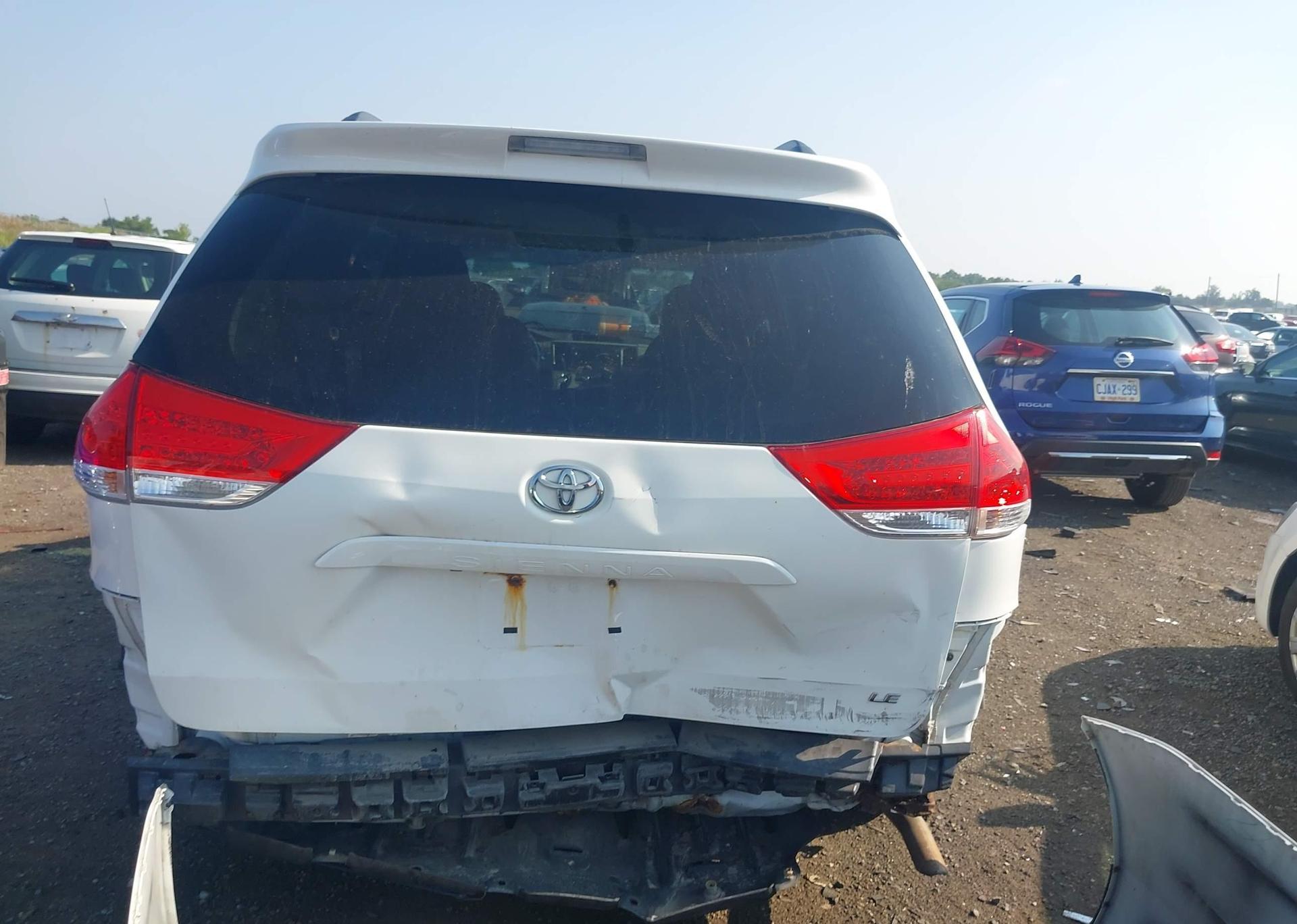 2011 TOYOTA SIENNA LE 8 PASSENGER