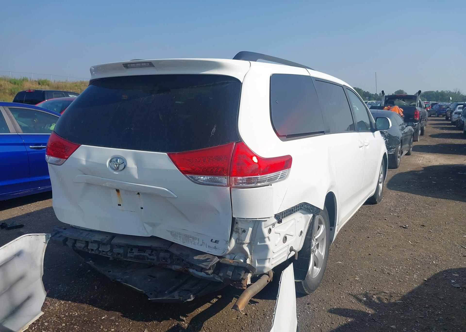 2011 TOYOTA SIENNA LE 8 PASSENGER