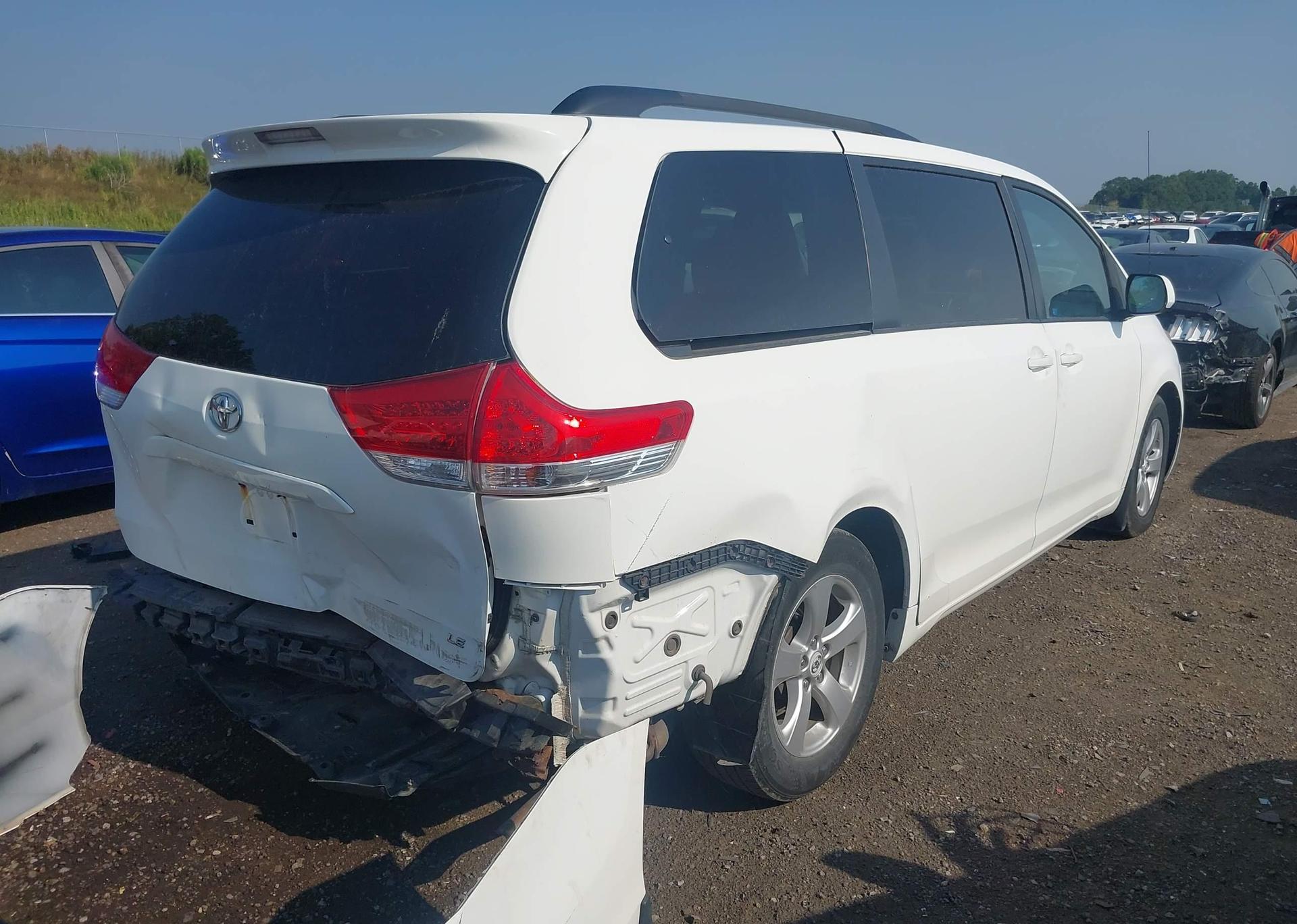 2011 TOYOTA SIENNA LE 8 PASSENGER