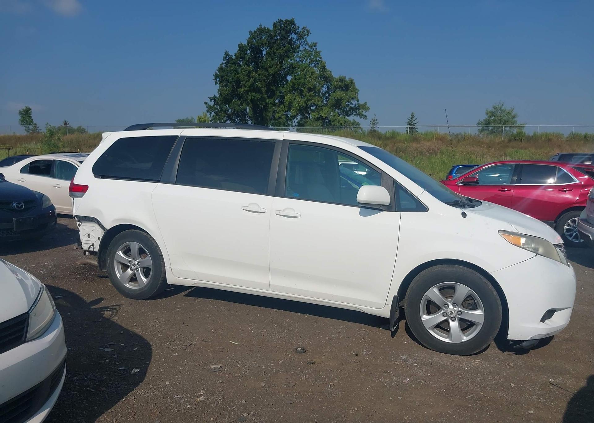 2011 TOYOTA SIENNA LE 8 PASSENGER