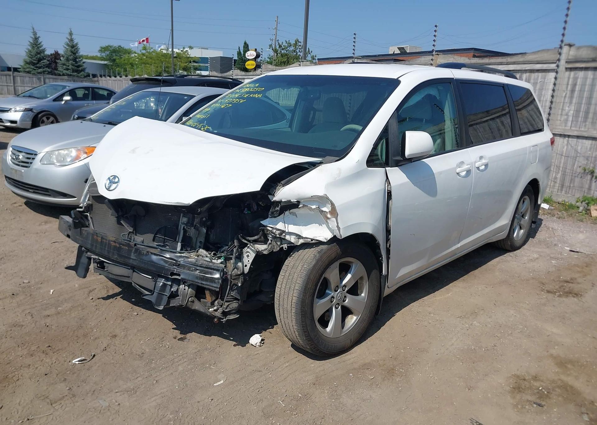2014 TOYOTA SIENNA LE