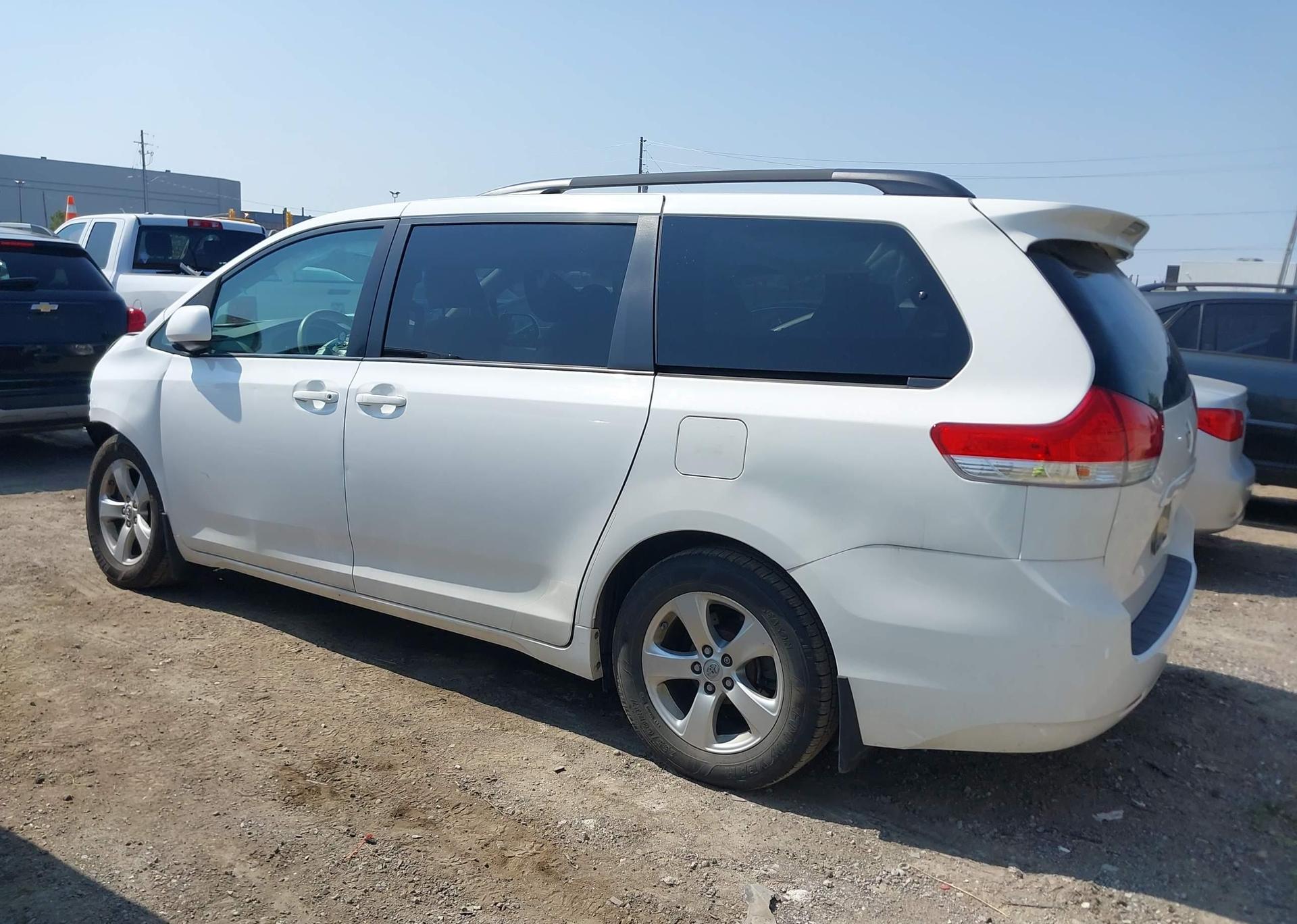 2014 TOYOTA SIENNA LE