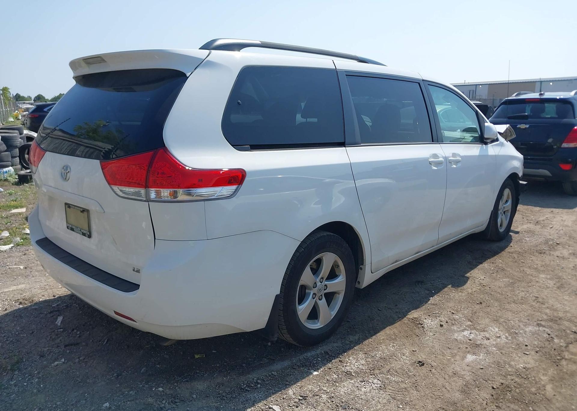 2014 TOYOTA SIENNA LE