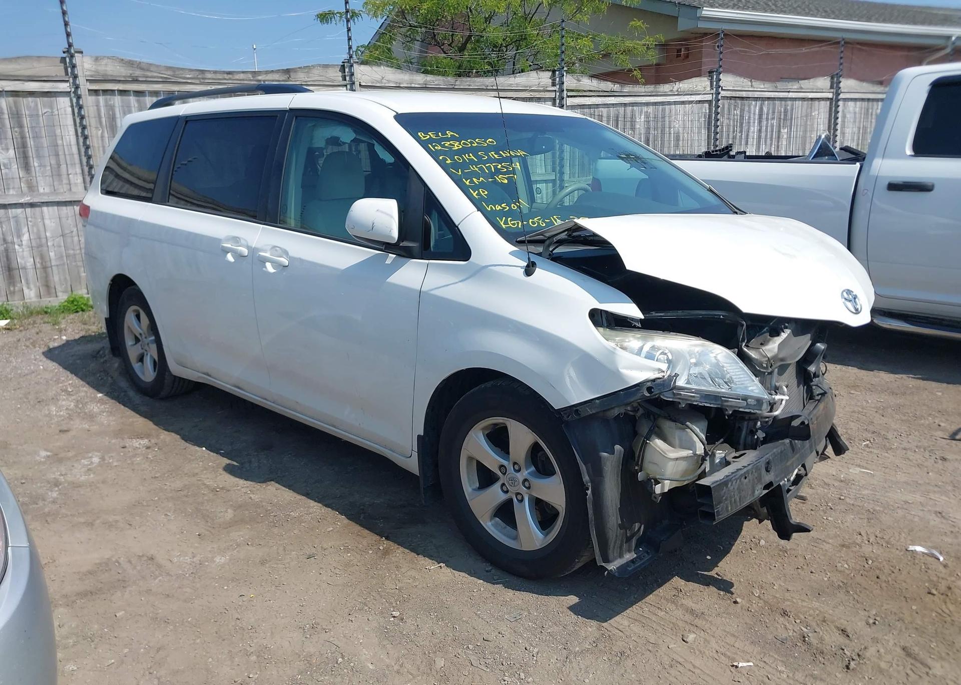 2014 TOYOTA SIENNA LE