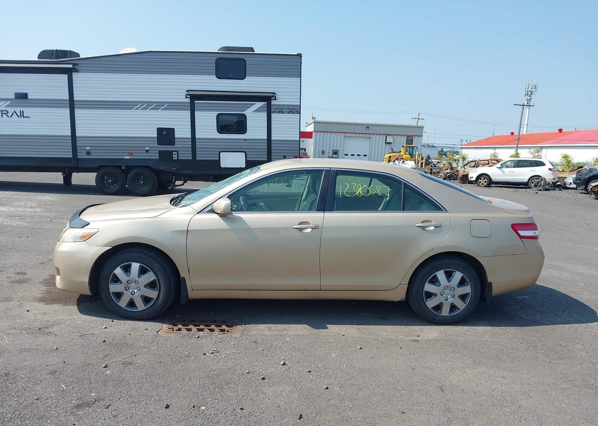 2011 TOYOTA CAMRY SE