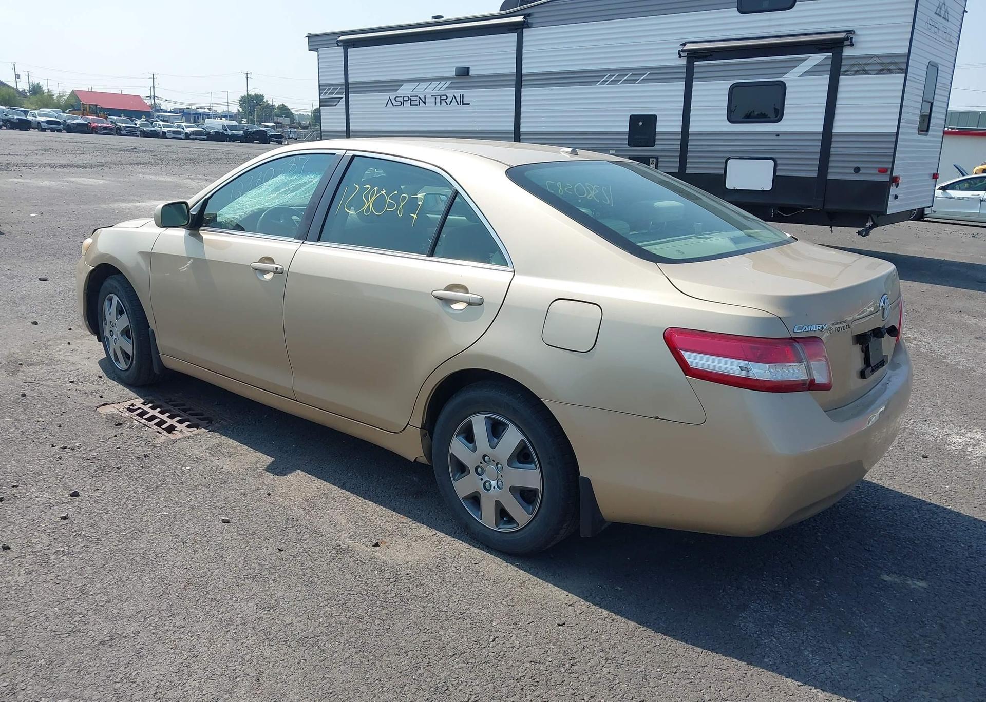2011 TOYOTA CAMRY SE