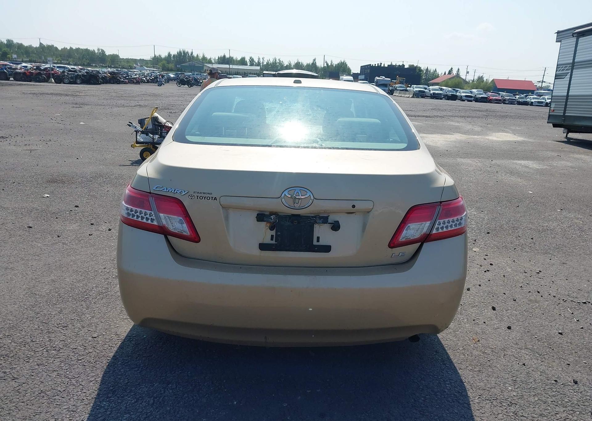 2011 TOYOTA CAMRY SE