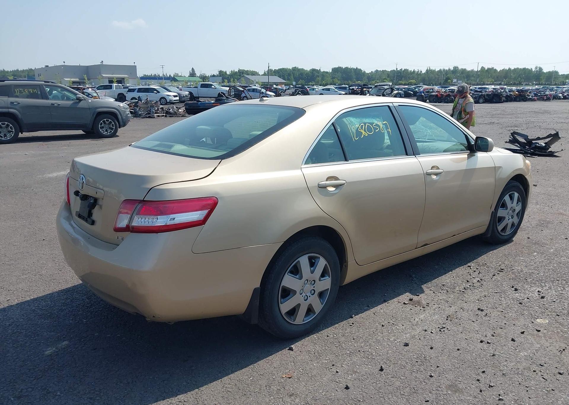 2011 TOYOTA CAMRY SE