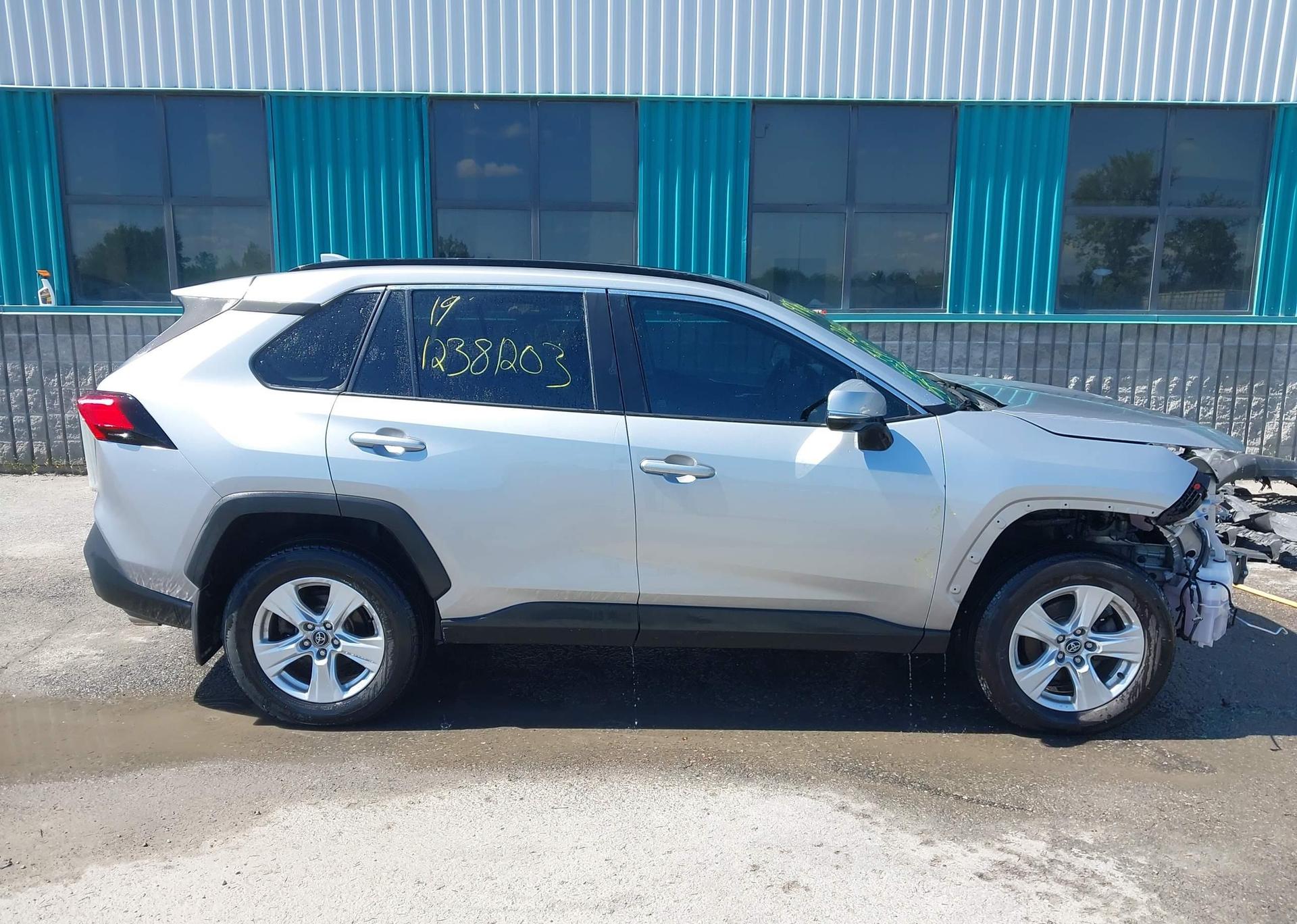 2019 TOYOTA RAV4 XLE