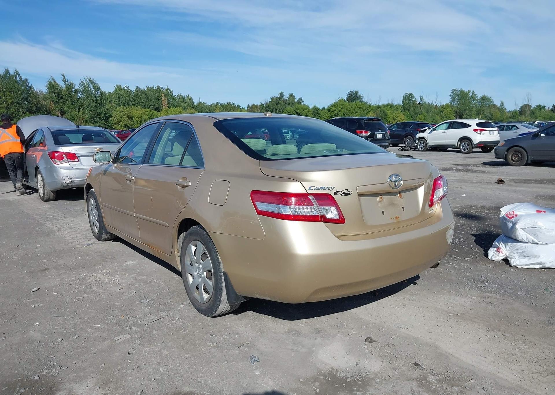 2011 TOYOTA CAMRY LE