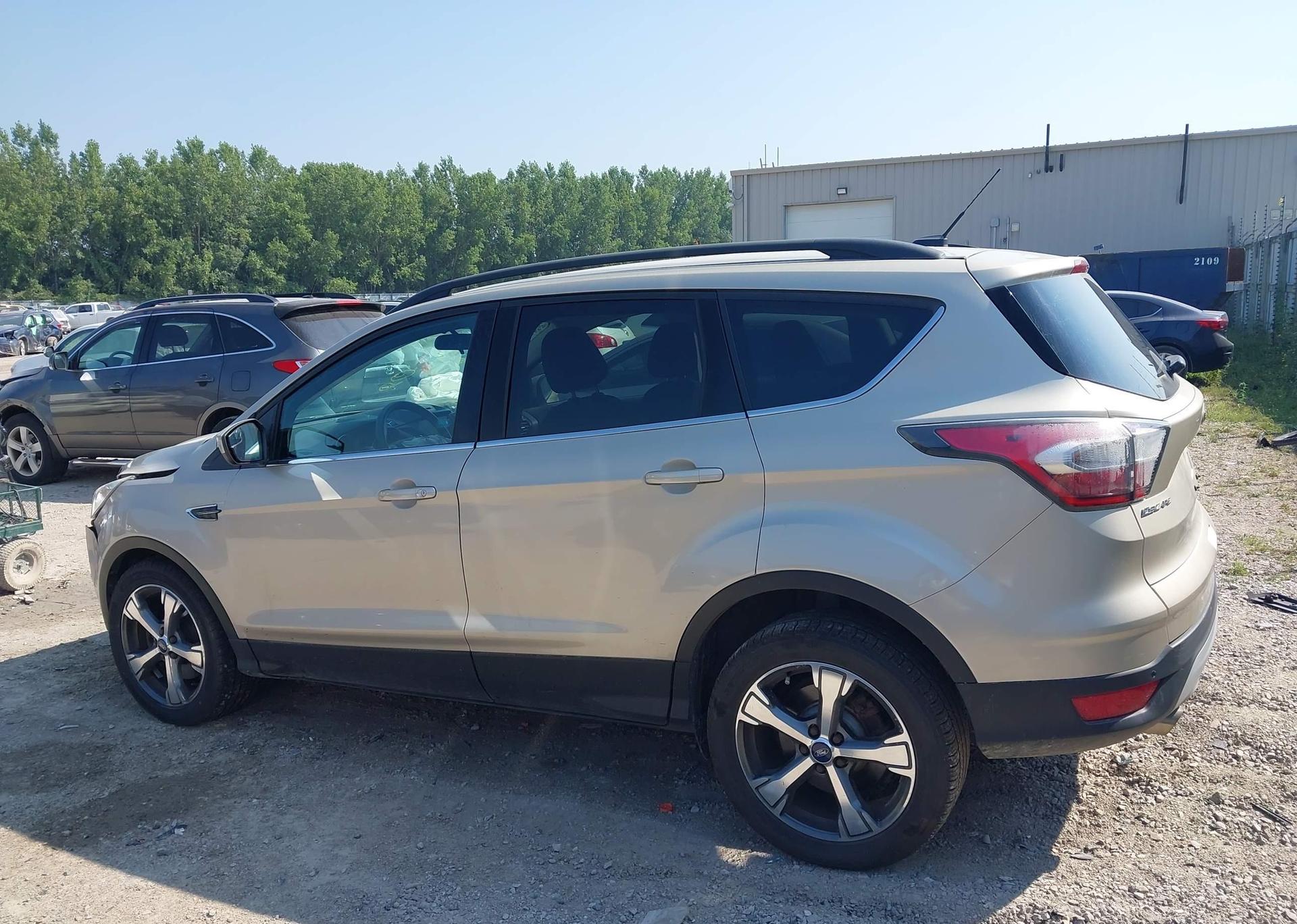 2017 FORD ESCAPE SE