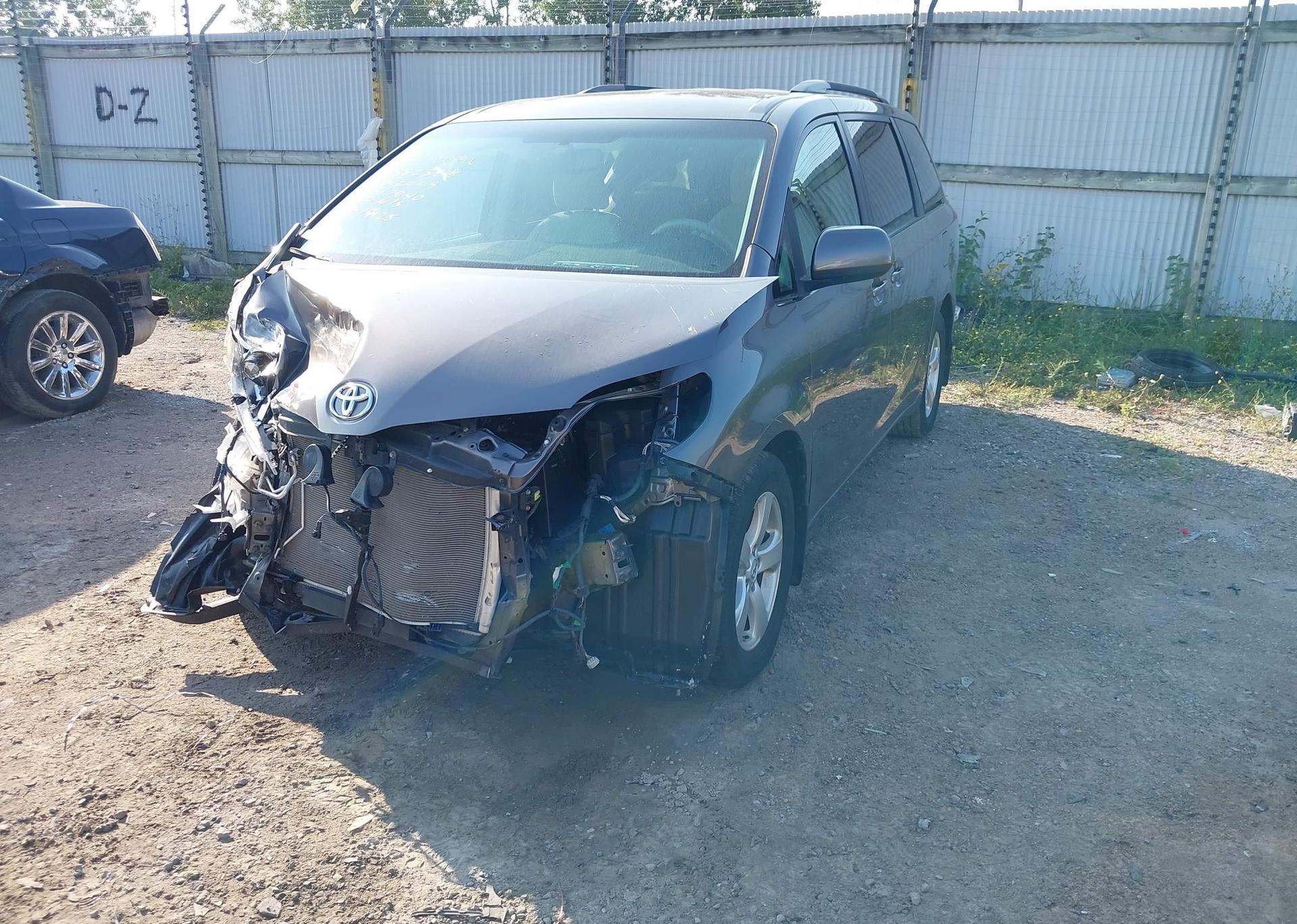 2014 TOYOTA SIENNA LE V6