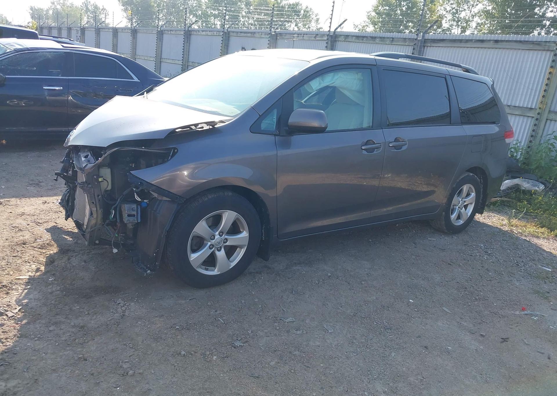 2014 TOYOTA SIENNA LE V6