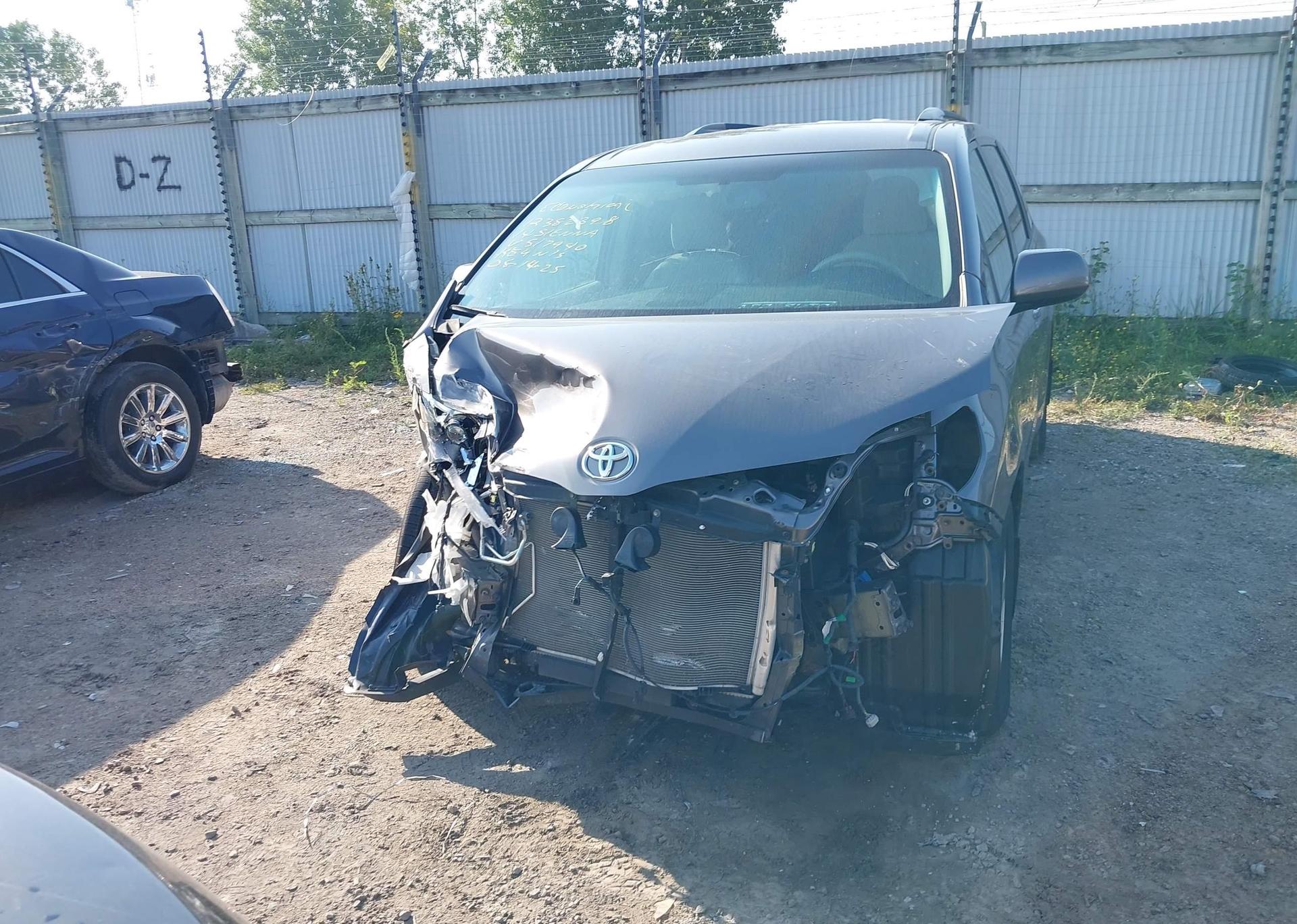 2014 TOYOTA SIENNA LE V6