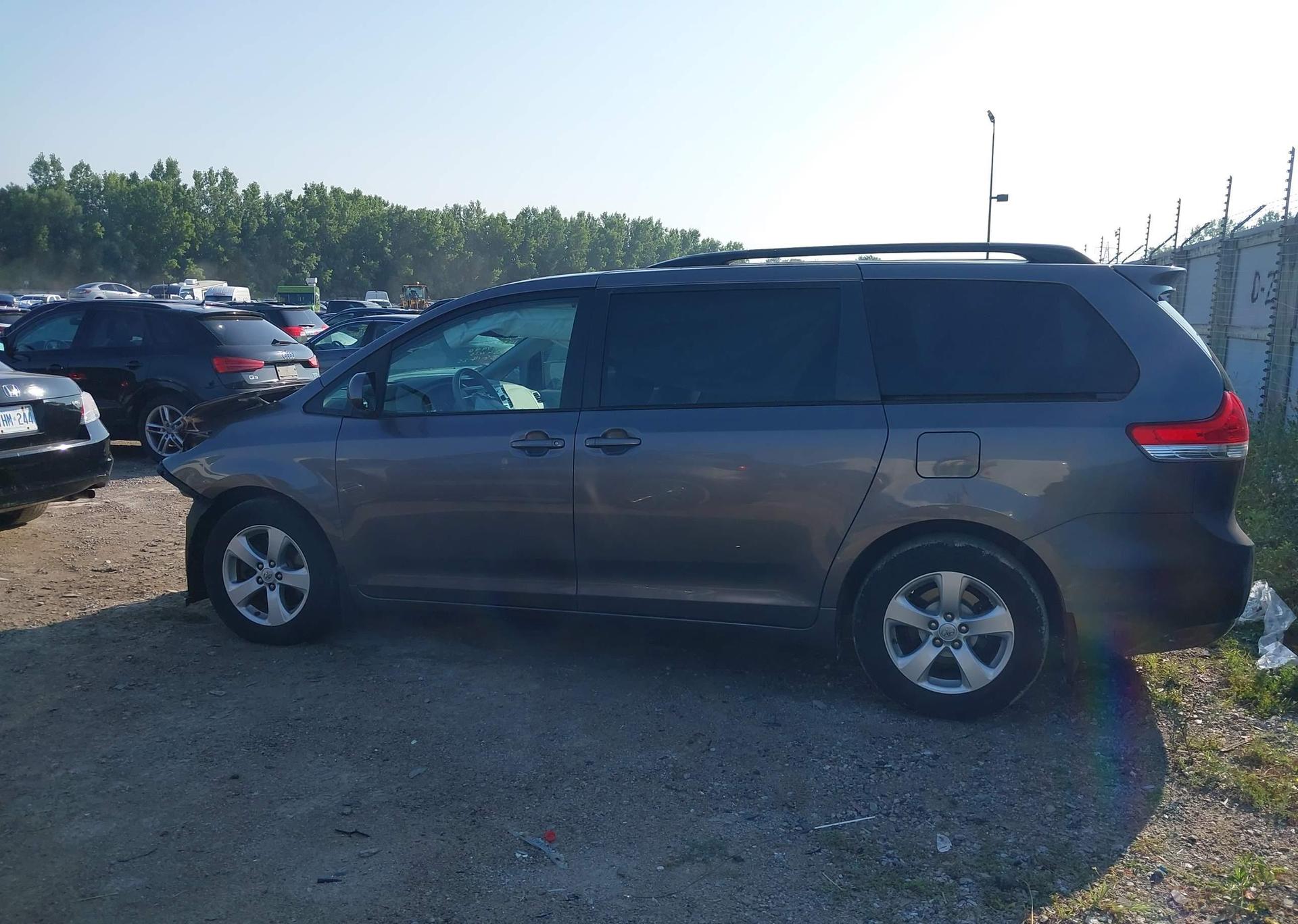2014 TOYOTA SIENNA LE V6