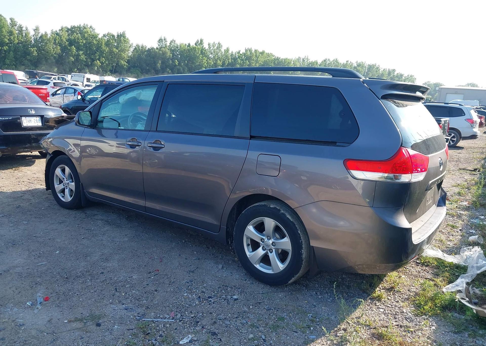 2014 TOYOTA SIENNA LE V6