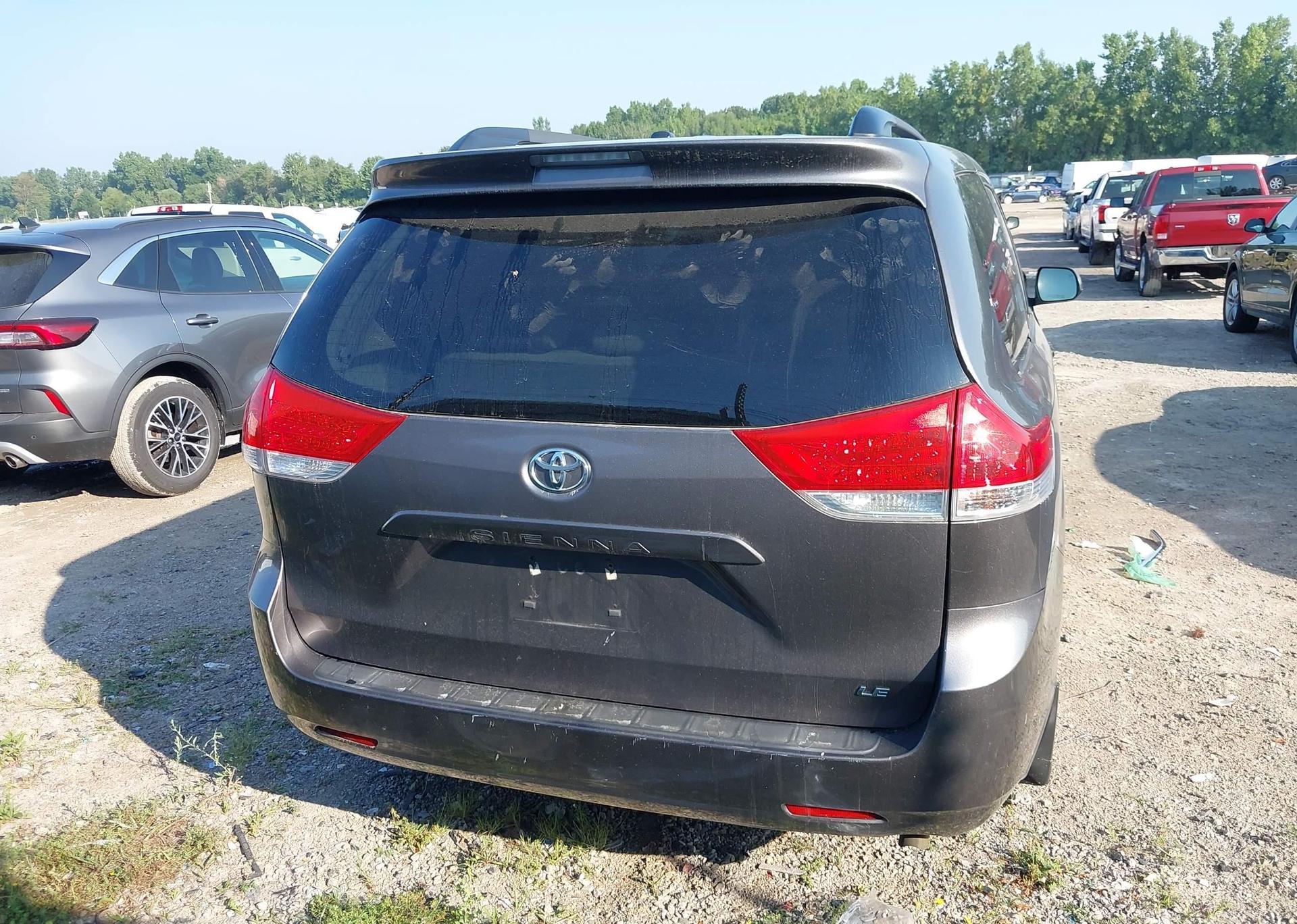 2014 TOYOTA SIENNA LE V6
