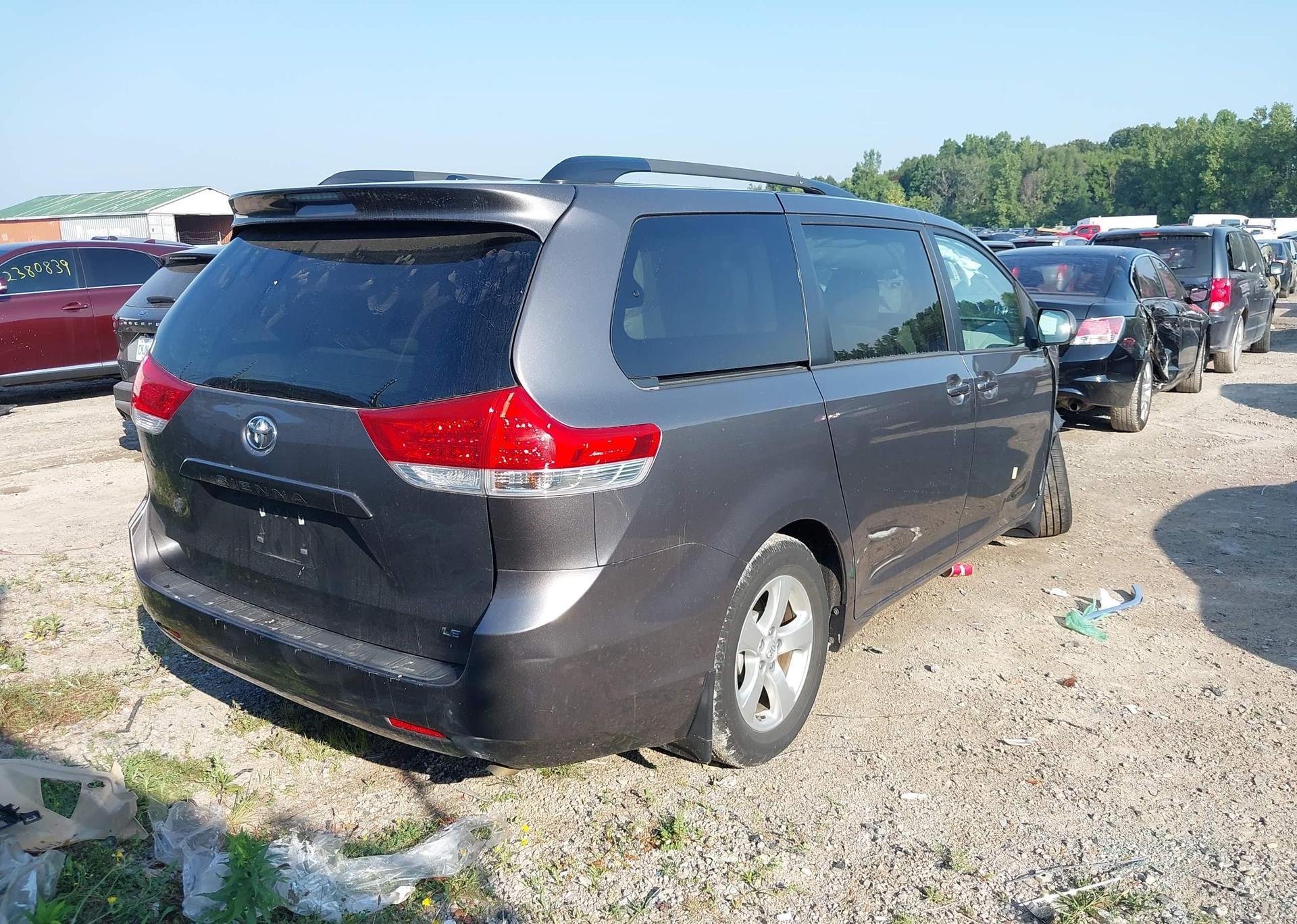 2014 TOYOTA SIENNA LE V6
