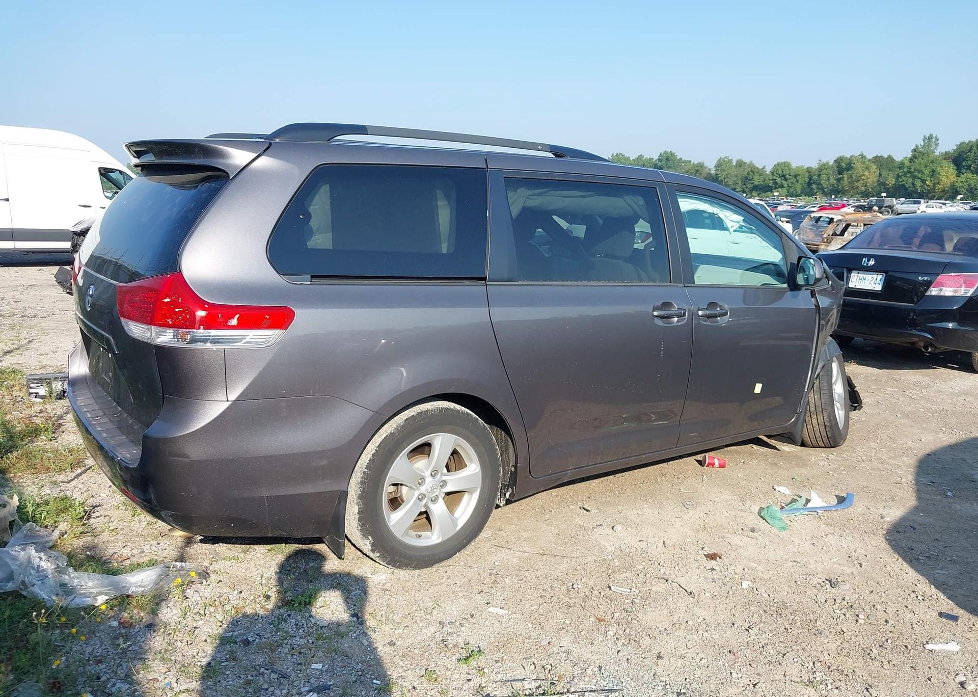 2014 TOYOTA SIENNA LE V6