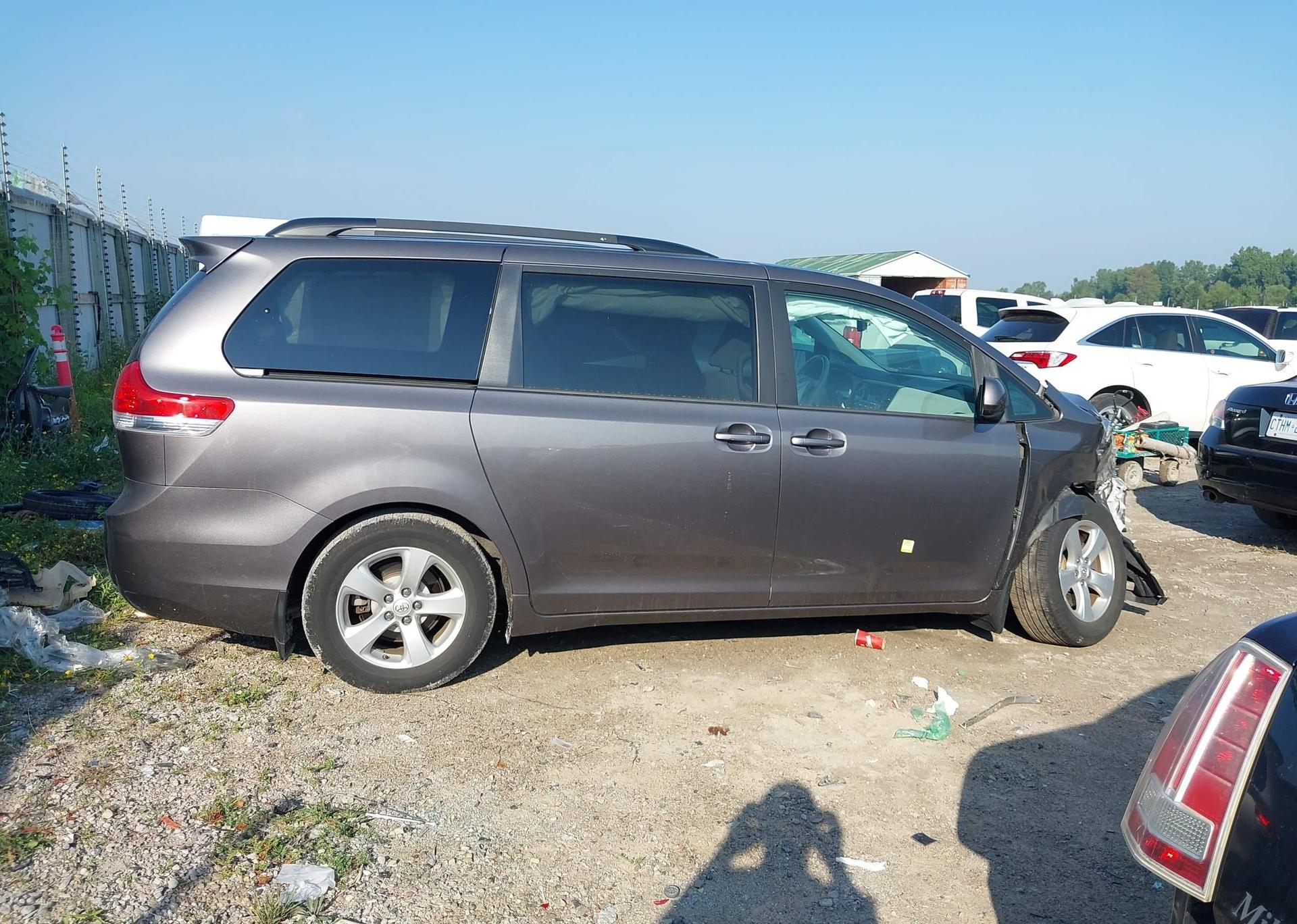 2014 TOYOTA SIENNA LE V6