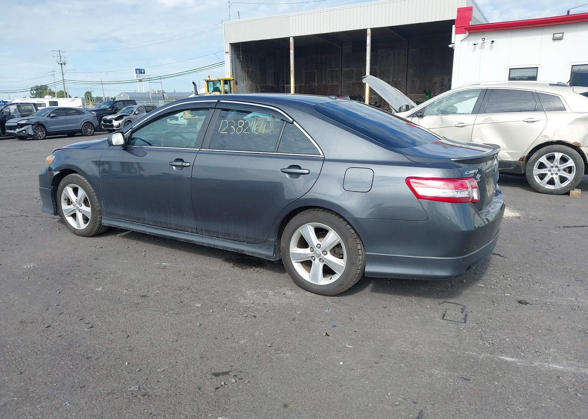 2011 TOYOTA CAMRY SE