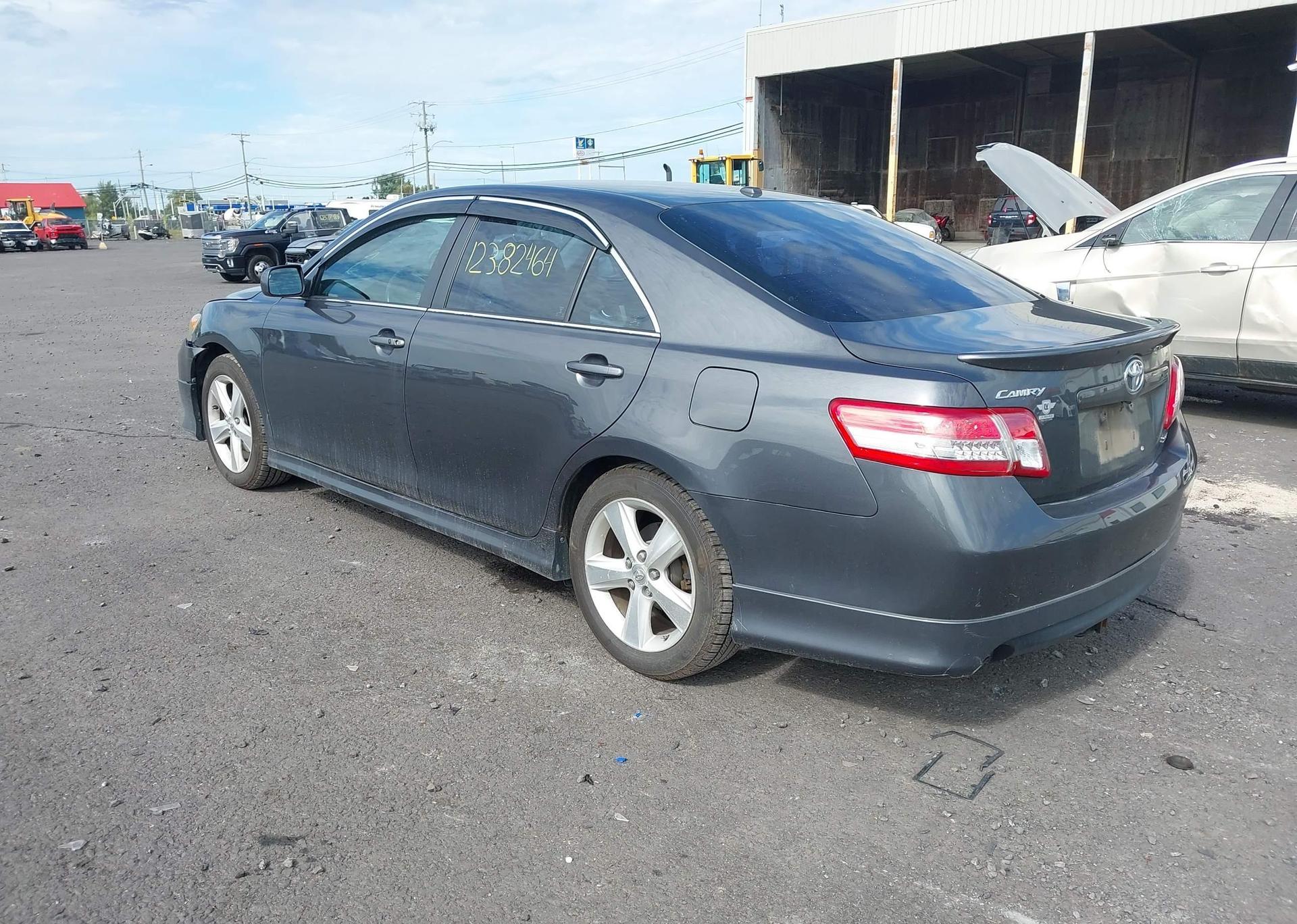 2011 TOYOTA CAMRY SE