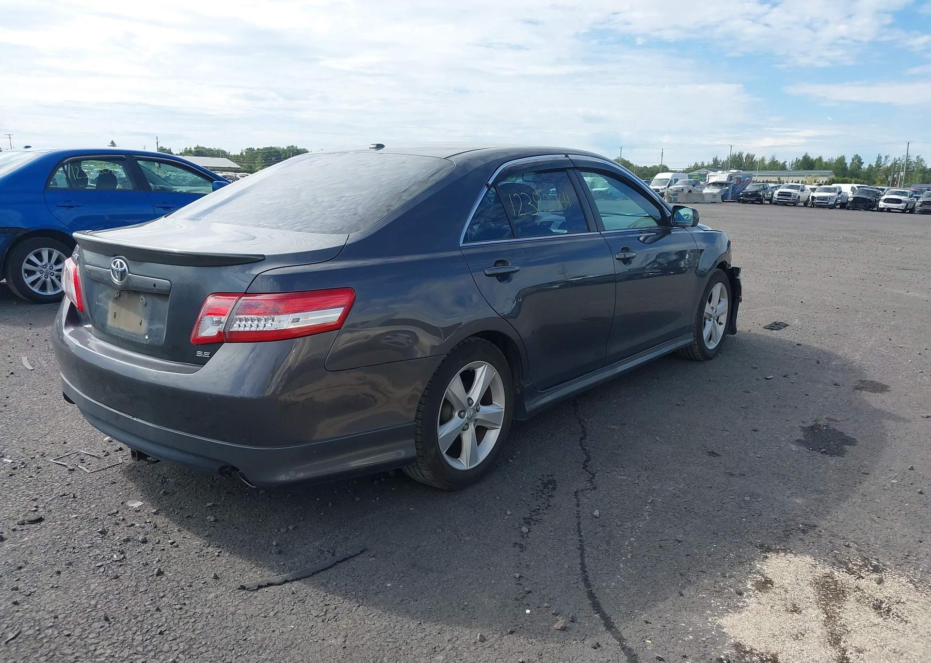 2011 TOYOTA CAMRY SE