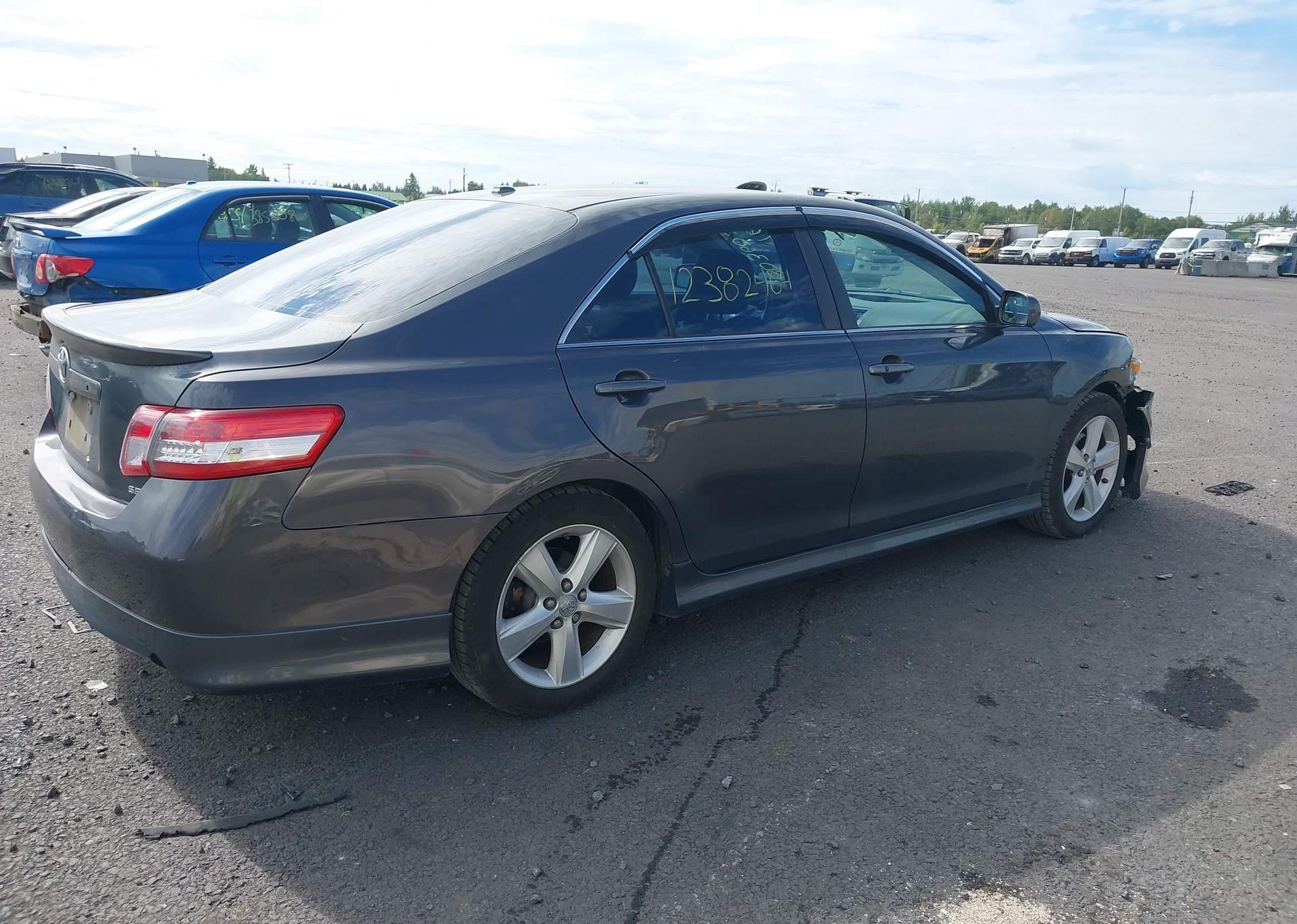 2011 TOYOTA CAMRY SE