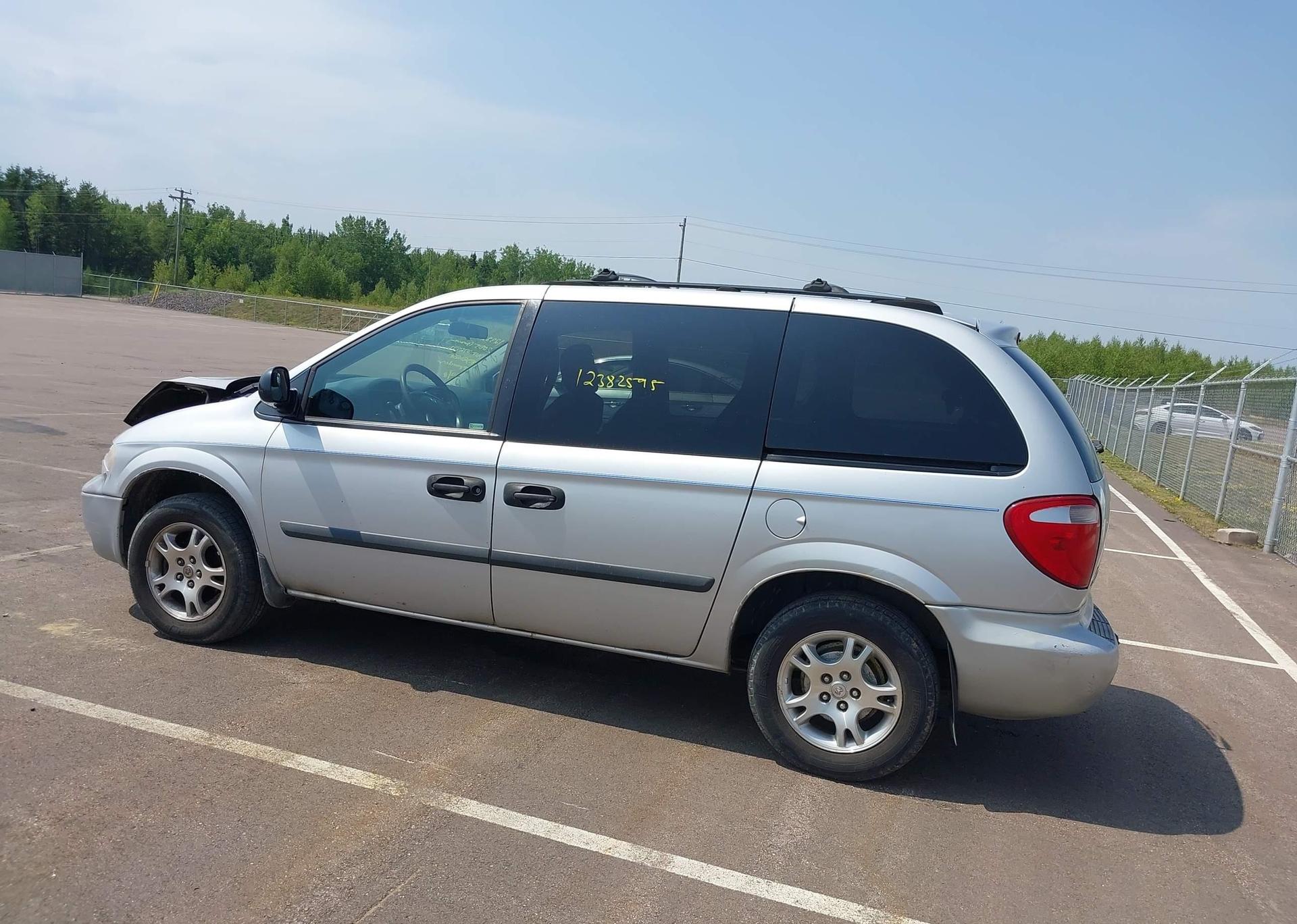 2005 DODGE CARAVAN SE