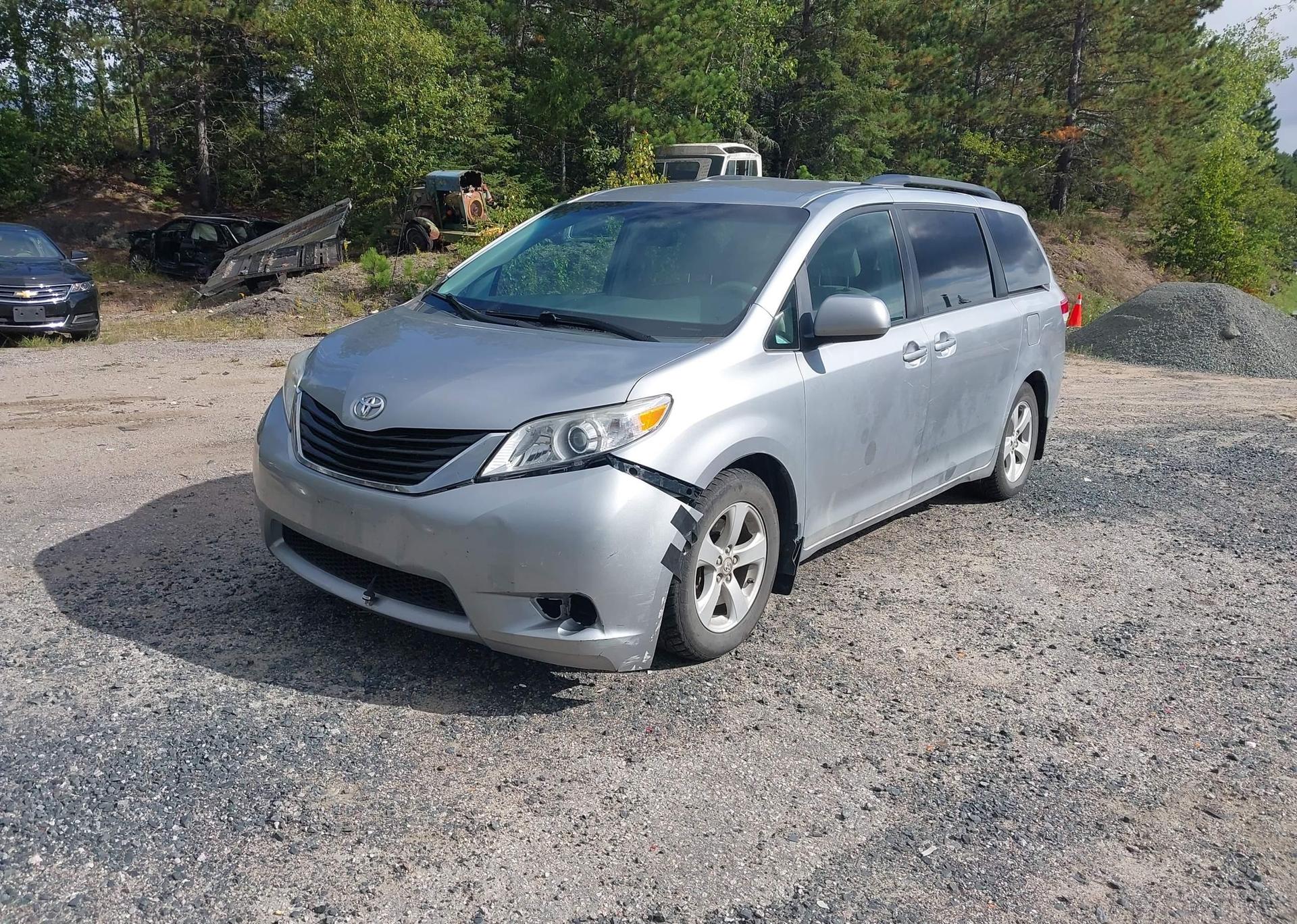 2011 TOYOTA SIENNA LE