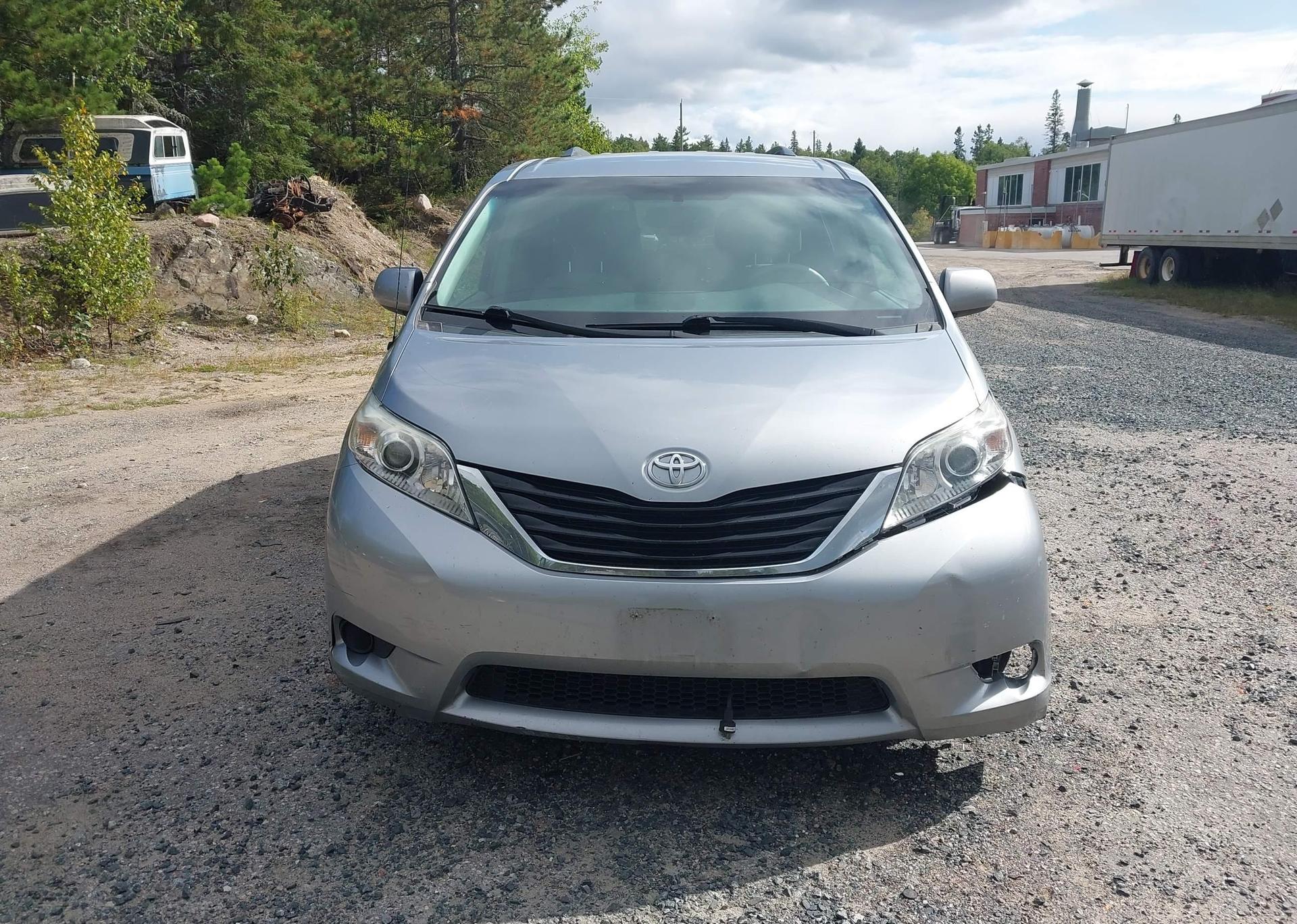 2011 TOYOTA SIENNA LE