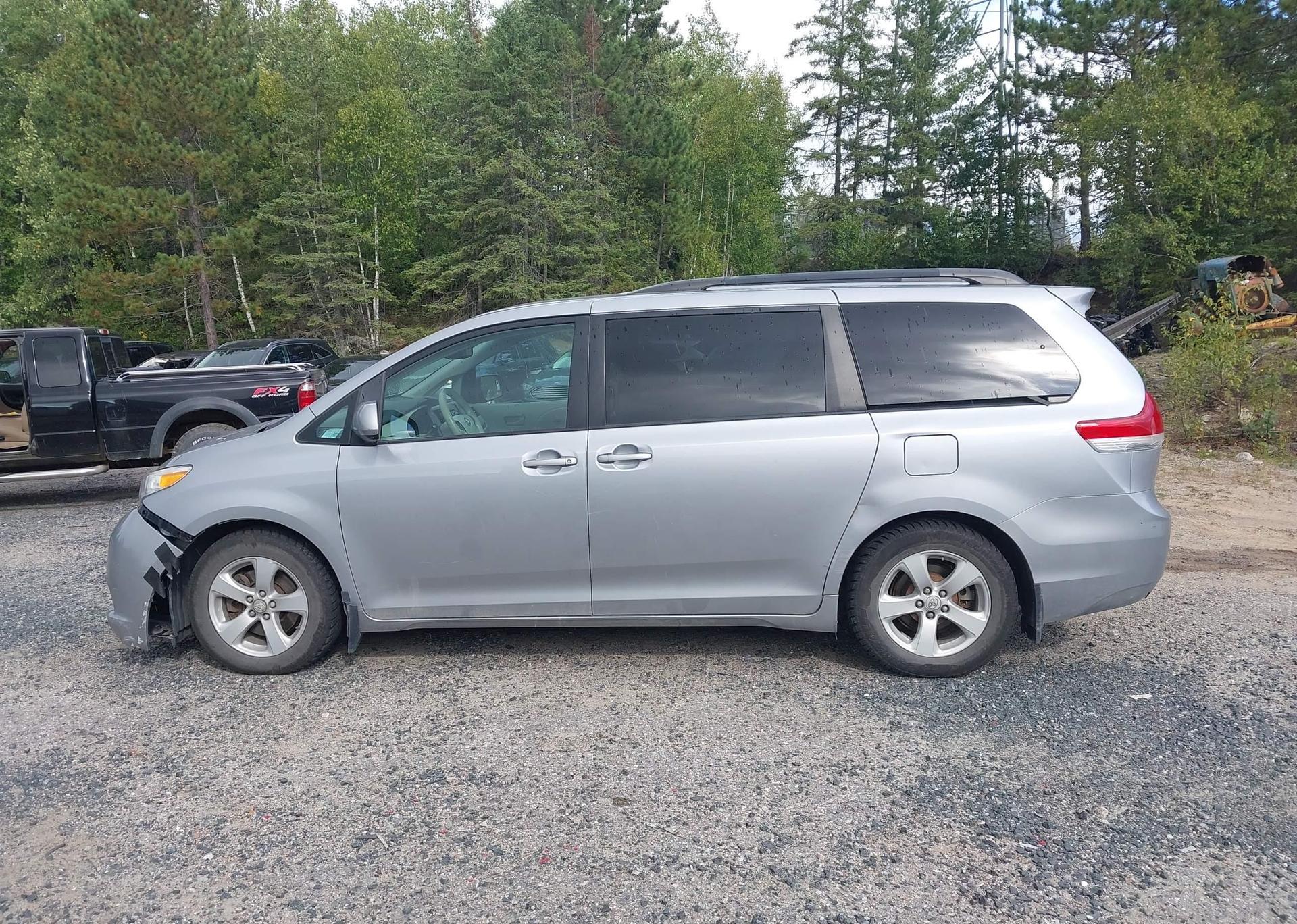 2011 TOYOTA SIENNA LE