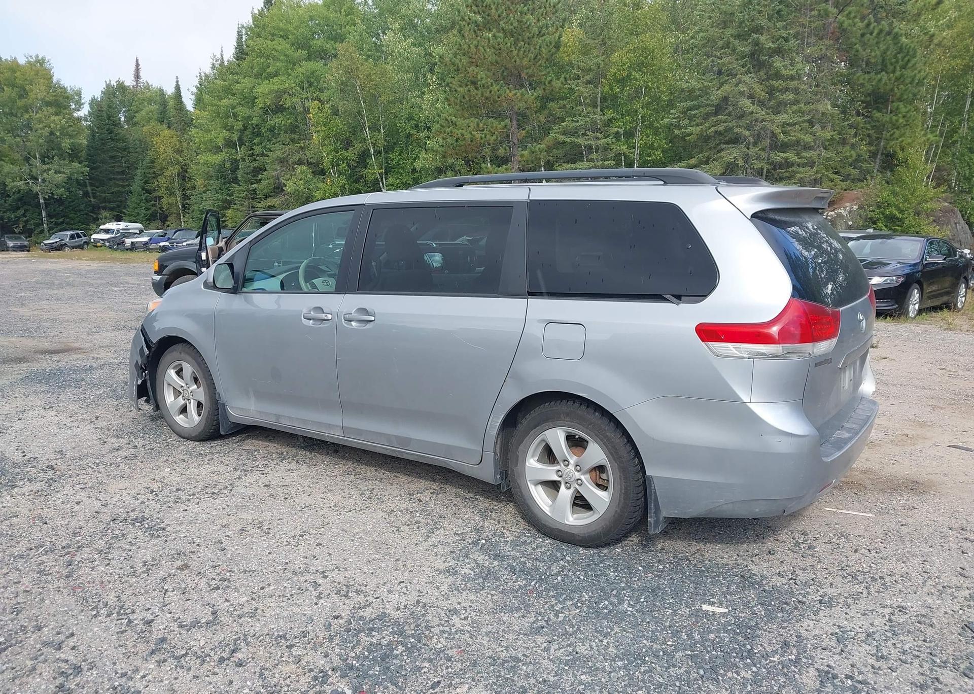 2011 TOYOTA SIENNA LE