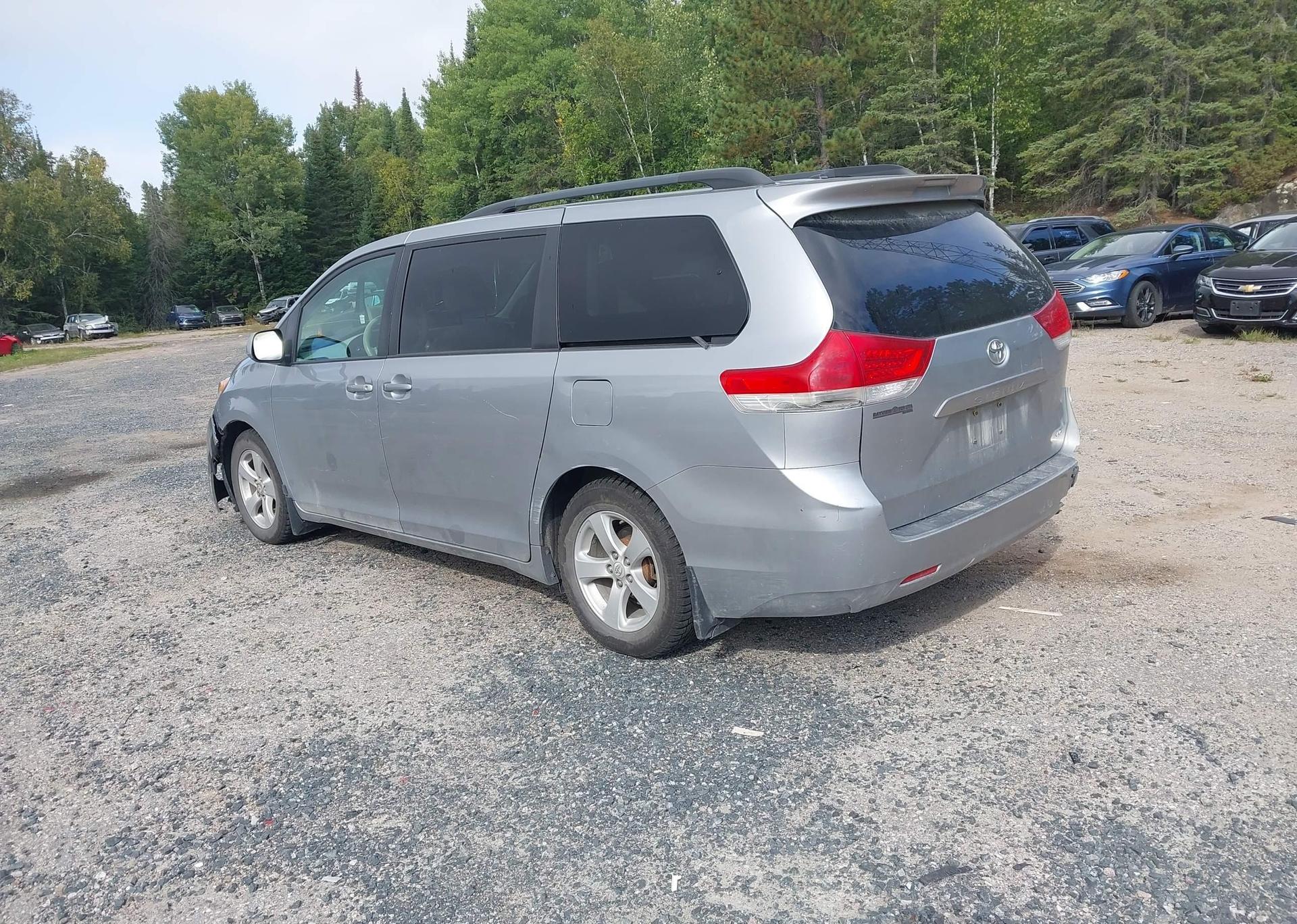 2011 TOYOTA SIENNA LE