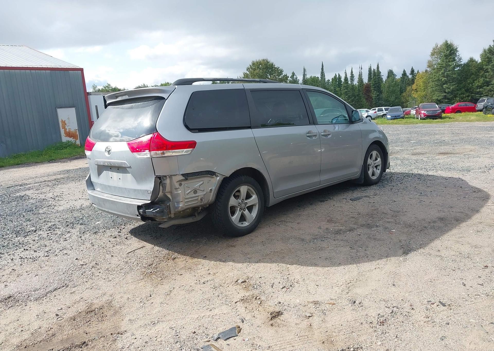 2011 TOYOTA SIENNA LE