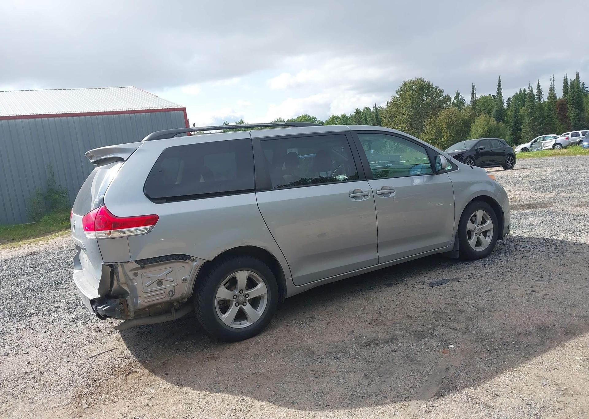 2011 TOYOTA SIENNA LE