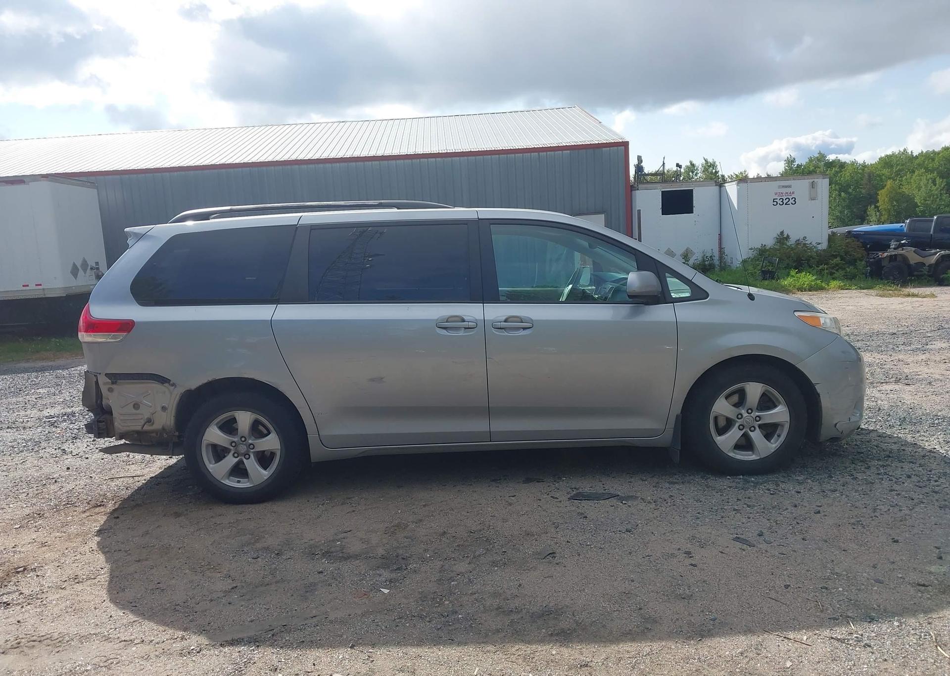 2011 TOYOTA SIENNA LE