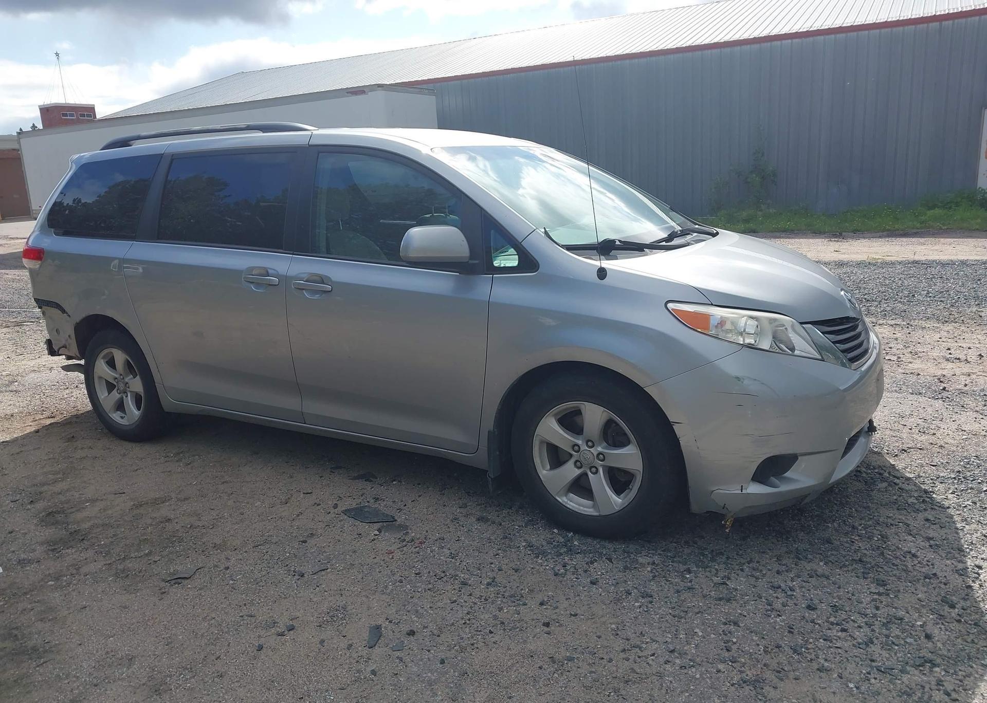 2011 TOYOTA SIENNA LE