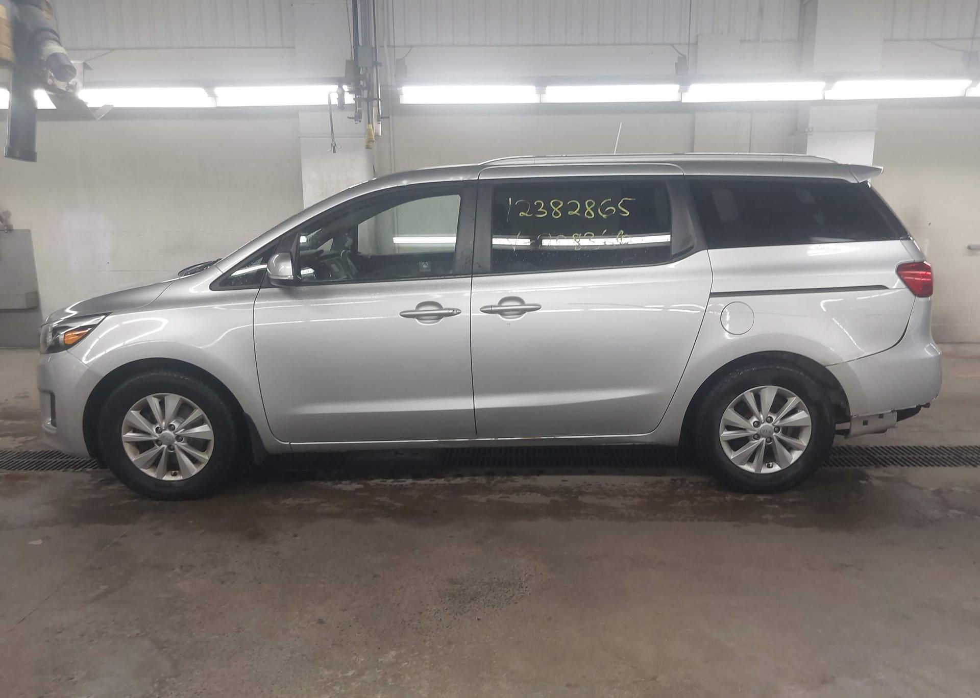 2016 KIA SEDONA LX