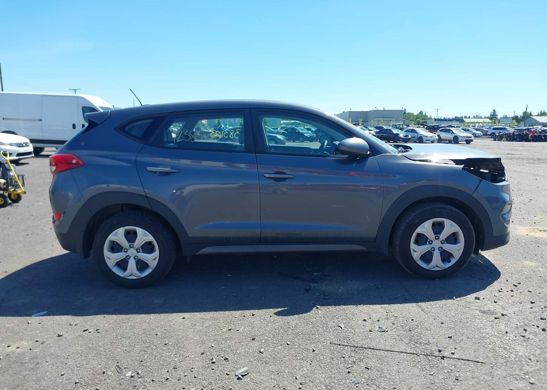 2016 HYUNDAI TUCSON SE