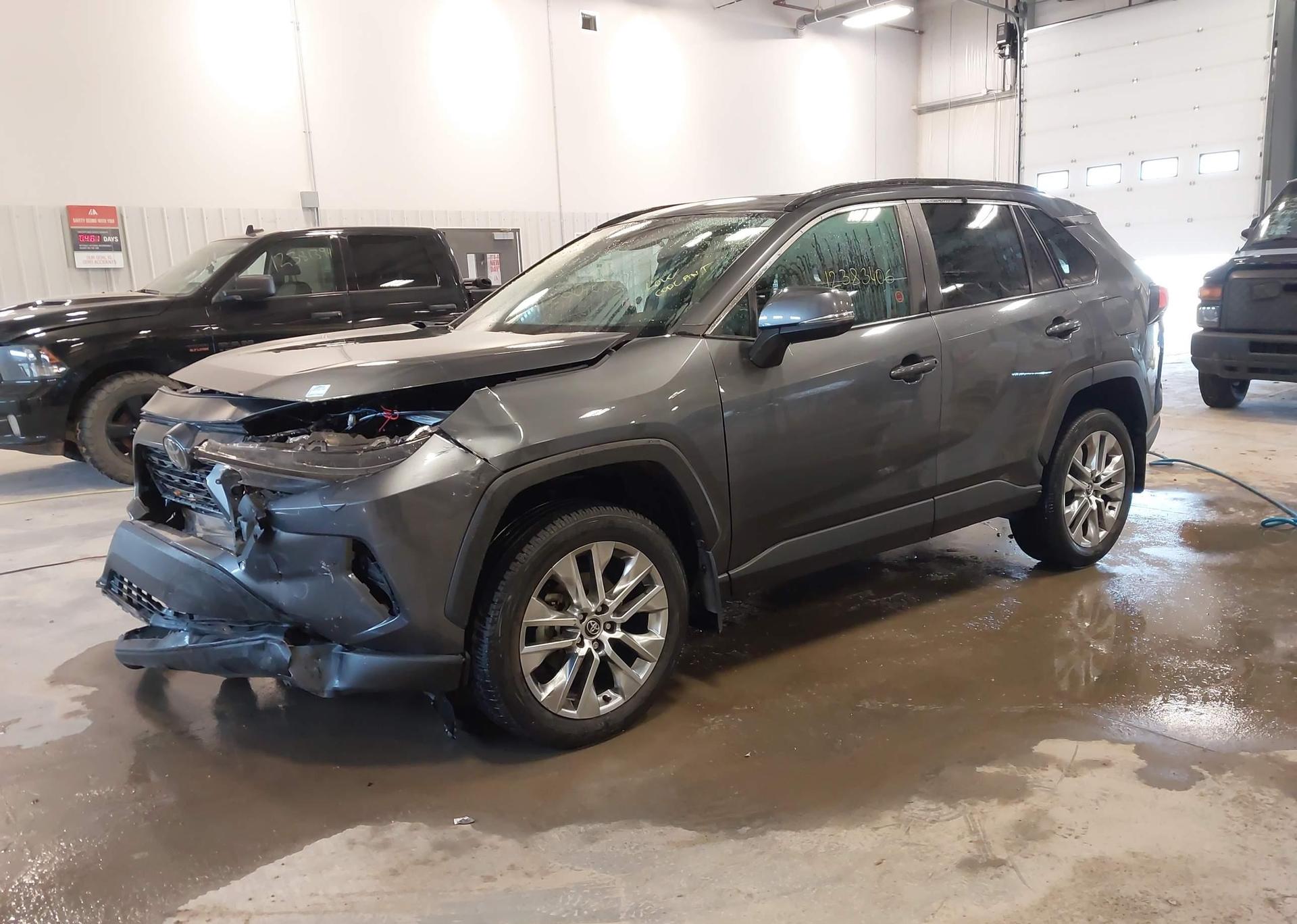 2021 TOYOTA RAV4 XLE