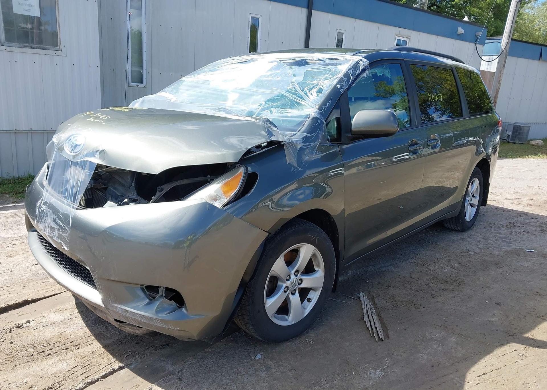 2012 TOYOTA SIENNA LE