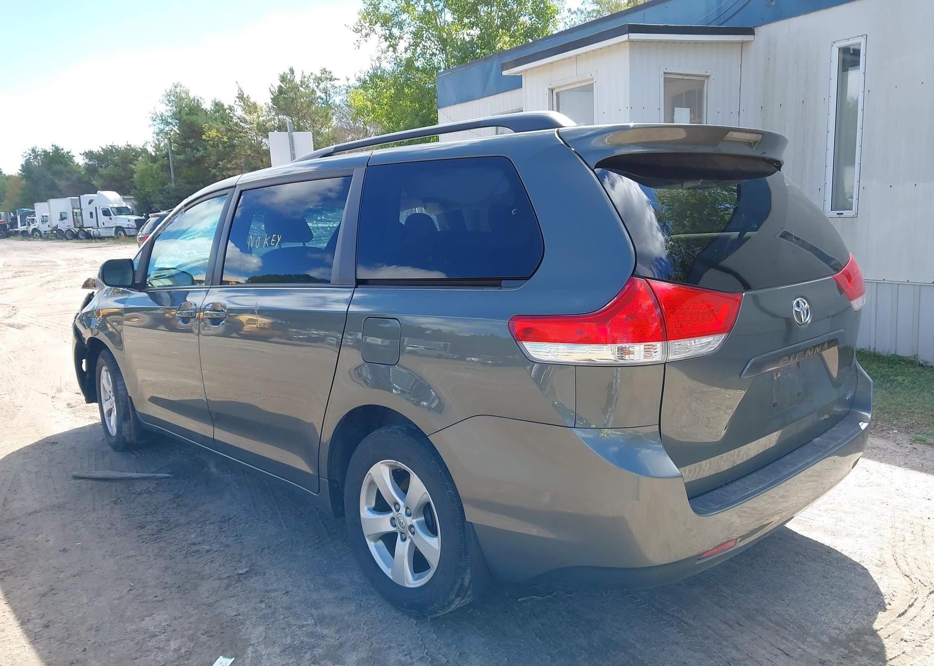 2012 TOYOTA SIENNA LE