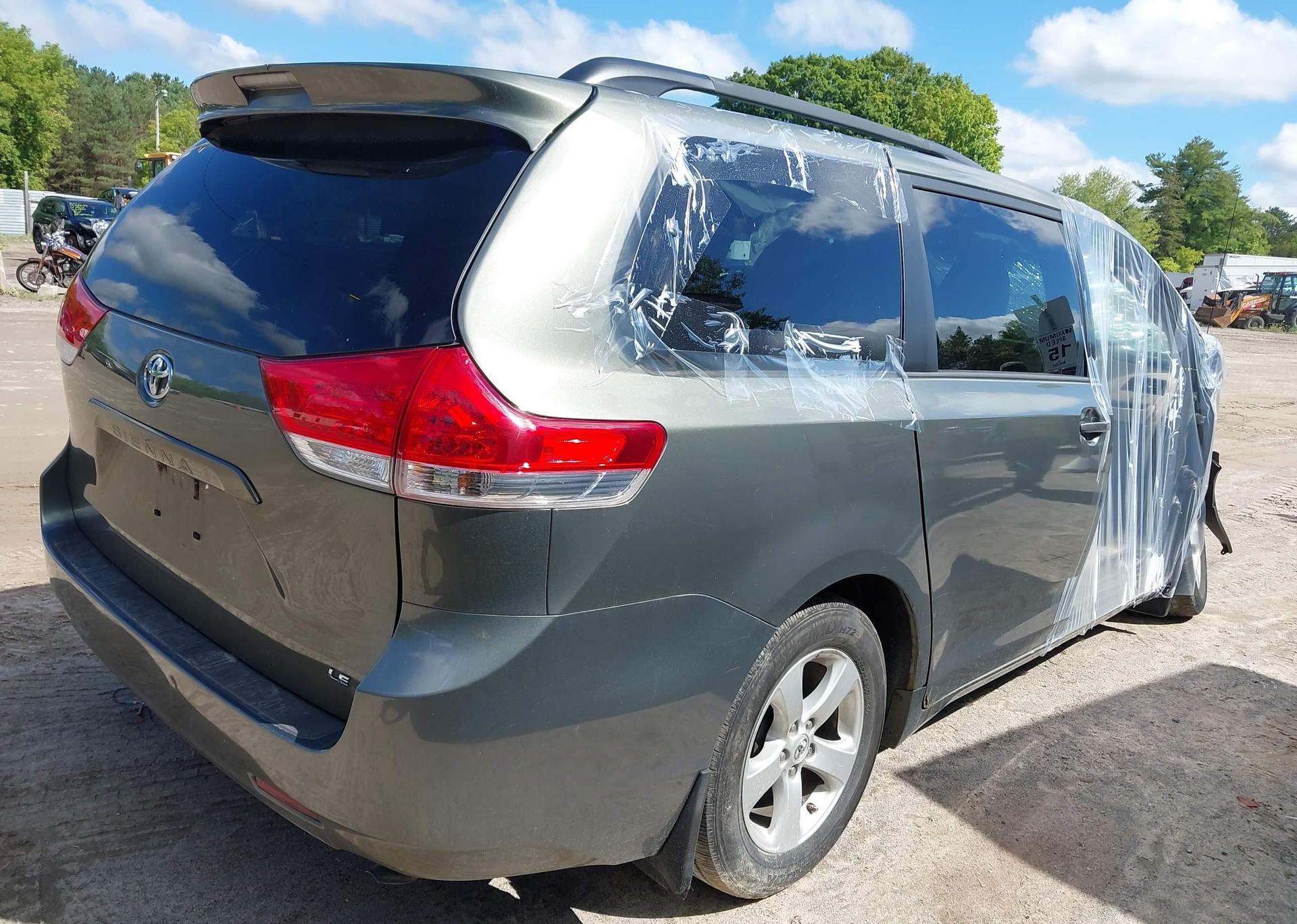 2012 TOYOTA SIENNA LE