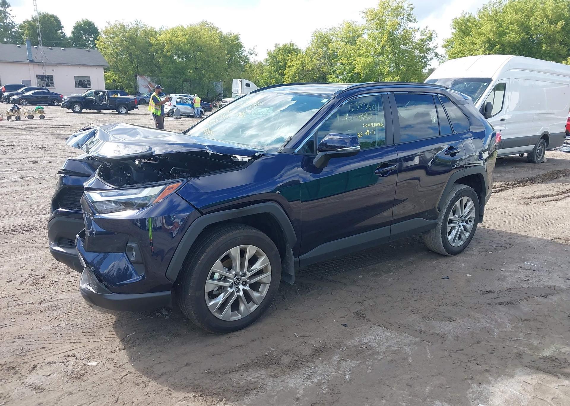 2025 TOYOTA RAV4 XLE