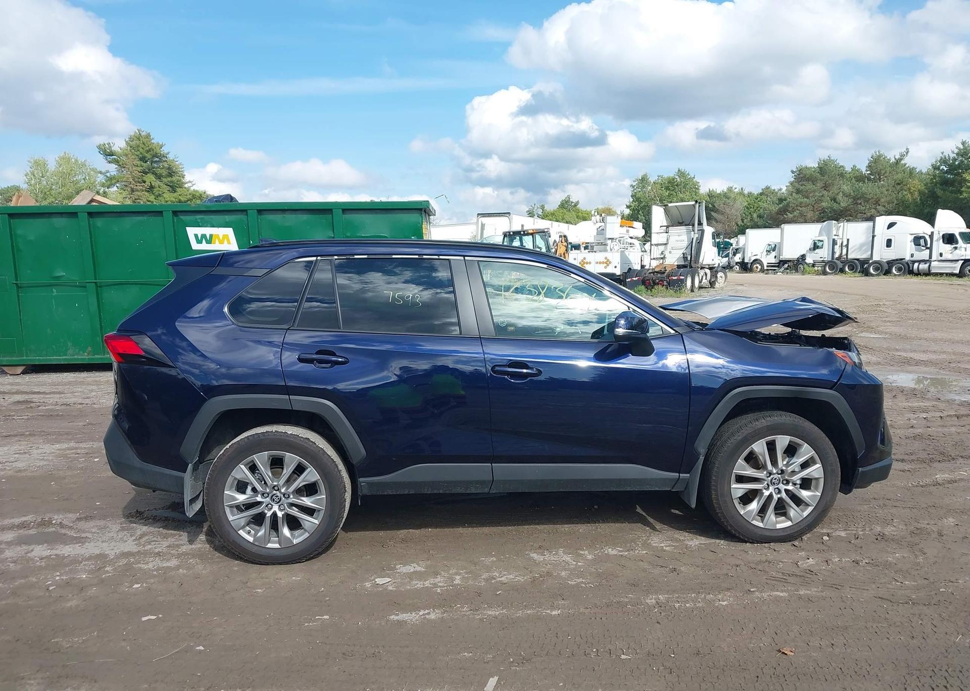 2025 TOYOTA RAV4 XLE