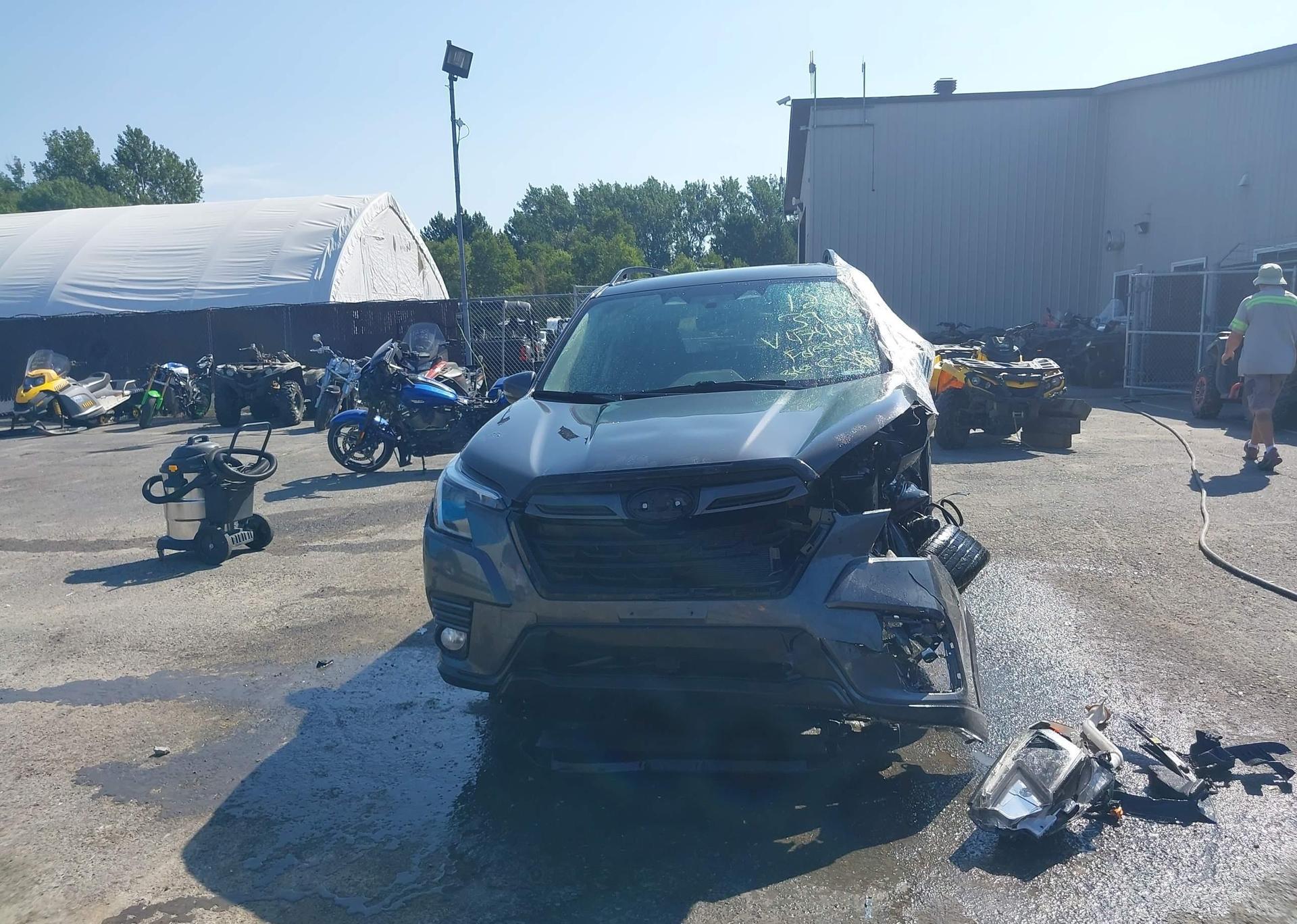 2022 SUBARU FORESTER LIMITED