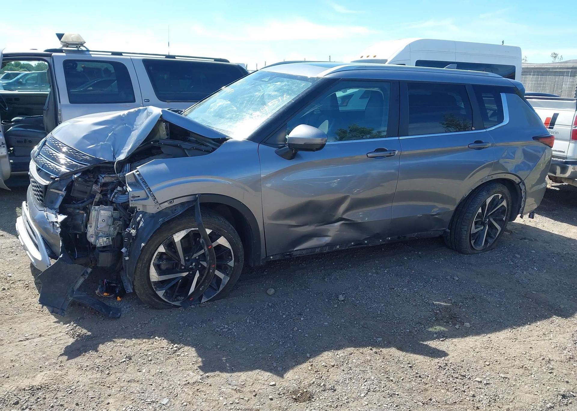 2022 MITSUBISHI OUTLANDER LE