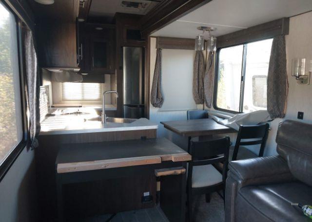 2019 FOREST RIVER ARCTIC WOLF CHEROKEE 285DRL4