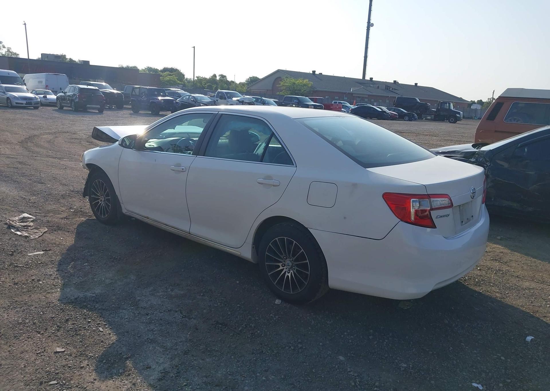2014 TOYOTA CAMRY LE